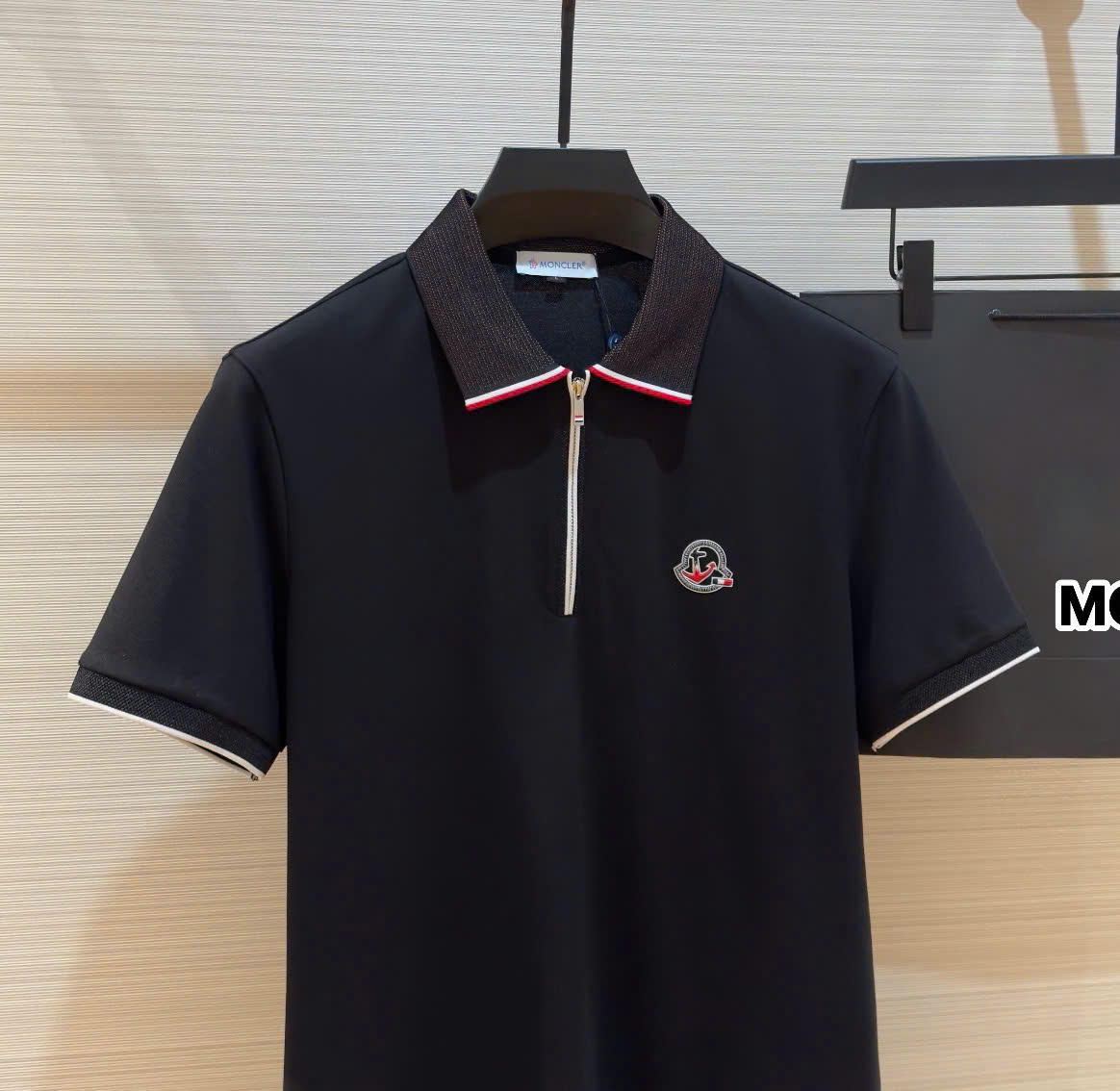Áo polo cổ khóa Moncler M Đen logo thêu ngực Like Auth 1-1 on web DDT