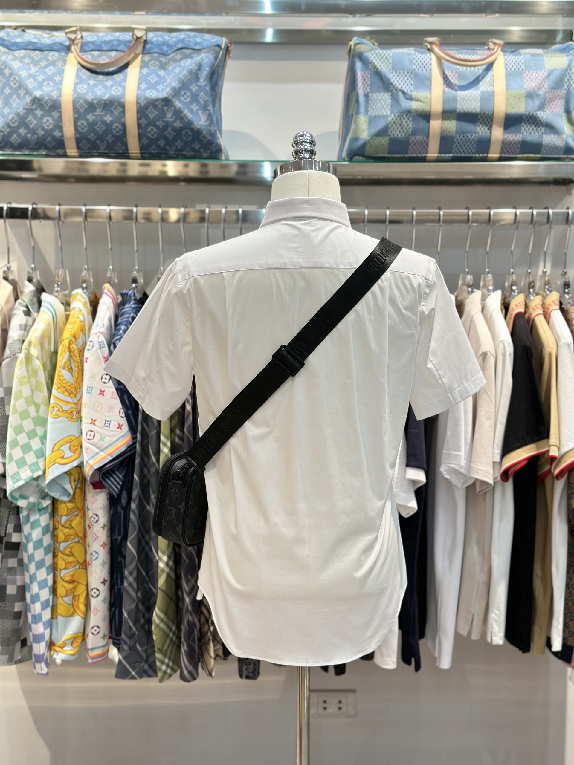 Áo sơ mi cộc tay McQueen Trắng logo chữ vuông ngực Like Auth on web VTN