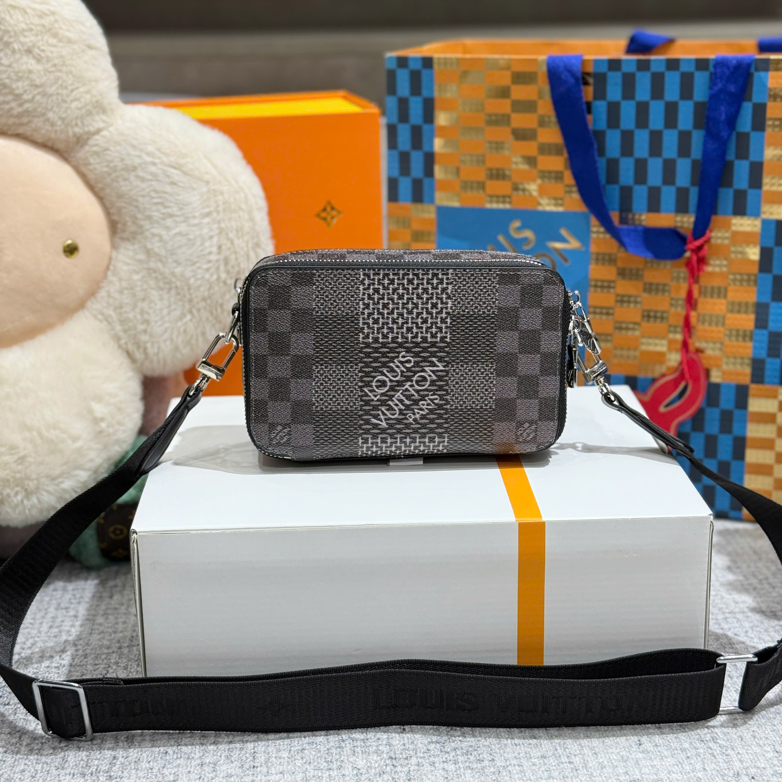 Túi hộp đeo chéo Louis Vuitton LV Đen họa tiết caro size 18.5x11x6.5cm Like Auth on web fullbox bill thẻ PLD