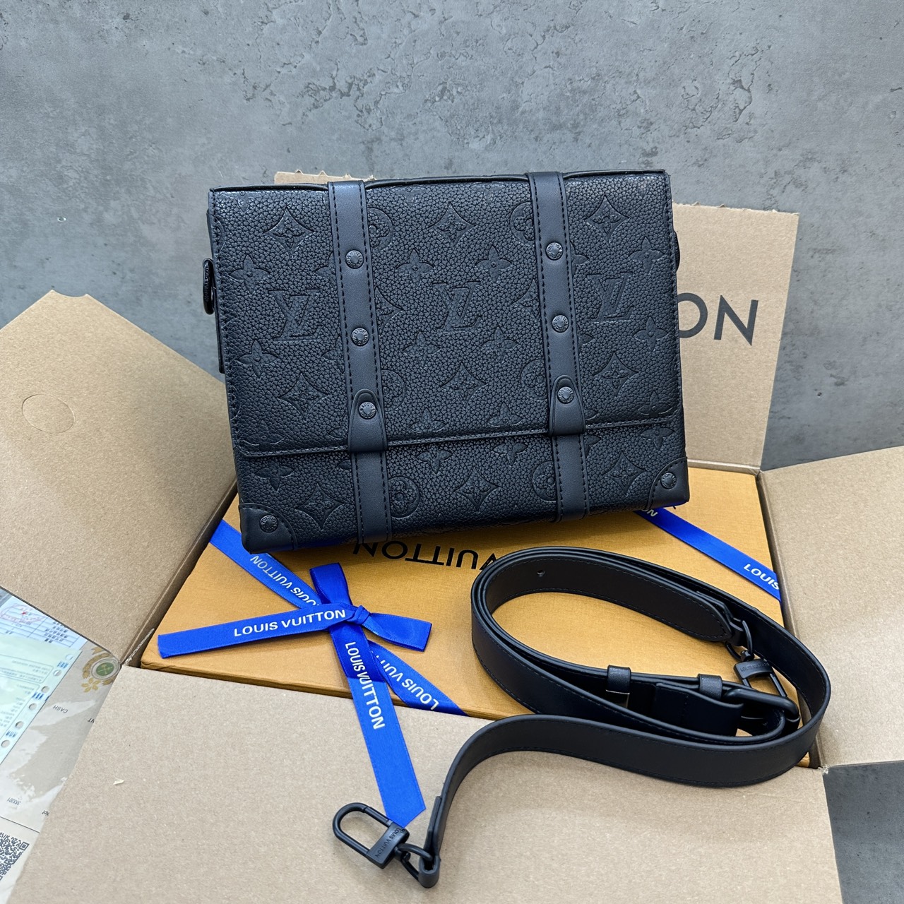 Túi đeo chéo Louis Vuitton LV Đen họa tiết hoa vân dập chìm nắp gập size 24x18x5.5cm Like Auth on web fullbox bill thẻ PLD
