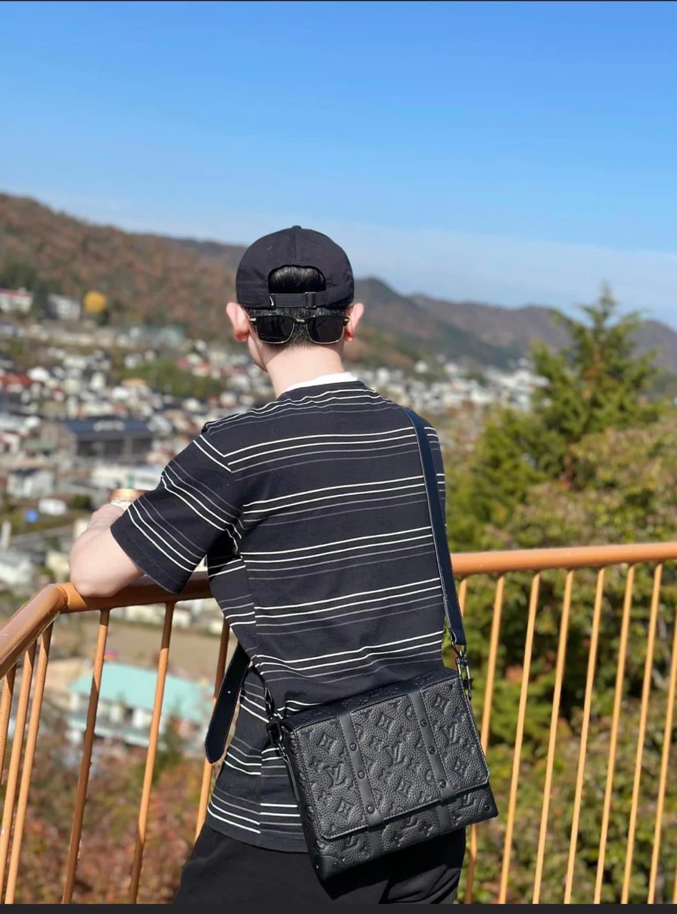 Túi đeo chéo Louis Vuitton LV Đen họa tiết hoa vân dập chìm nắp gập size 24x18x5.5cm Like Auth on web fullbox bill thẻ PLD