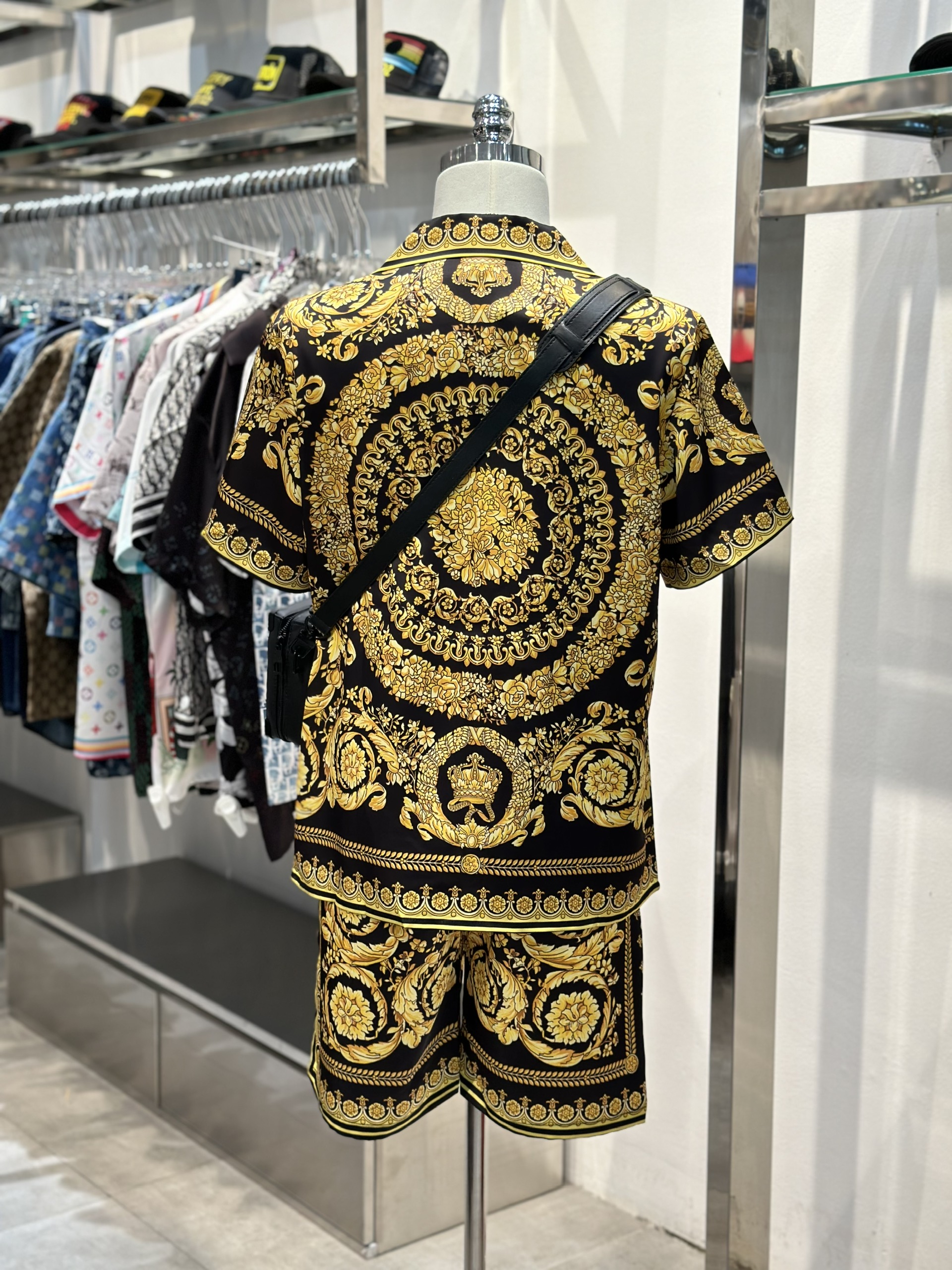 Bộ, Set hè lụa Versace VS Đen họa tiết Vàng quý tộc Like Auth on web VTN