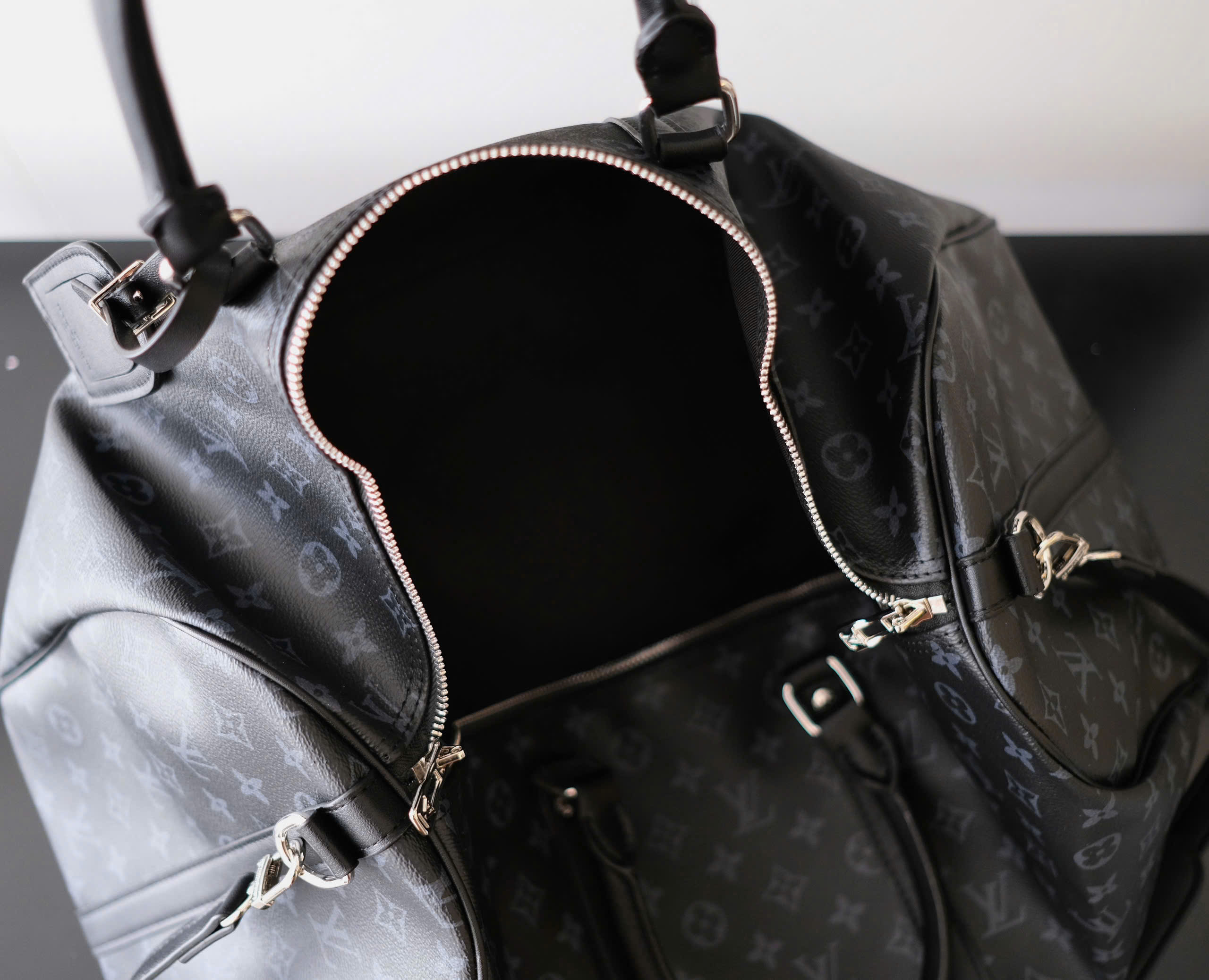 Túi trống du lịch Louis Vuitton LV Đen họa tiết hoa vân logo Xám Like Auth Fullbox phụ kiện DDT