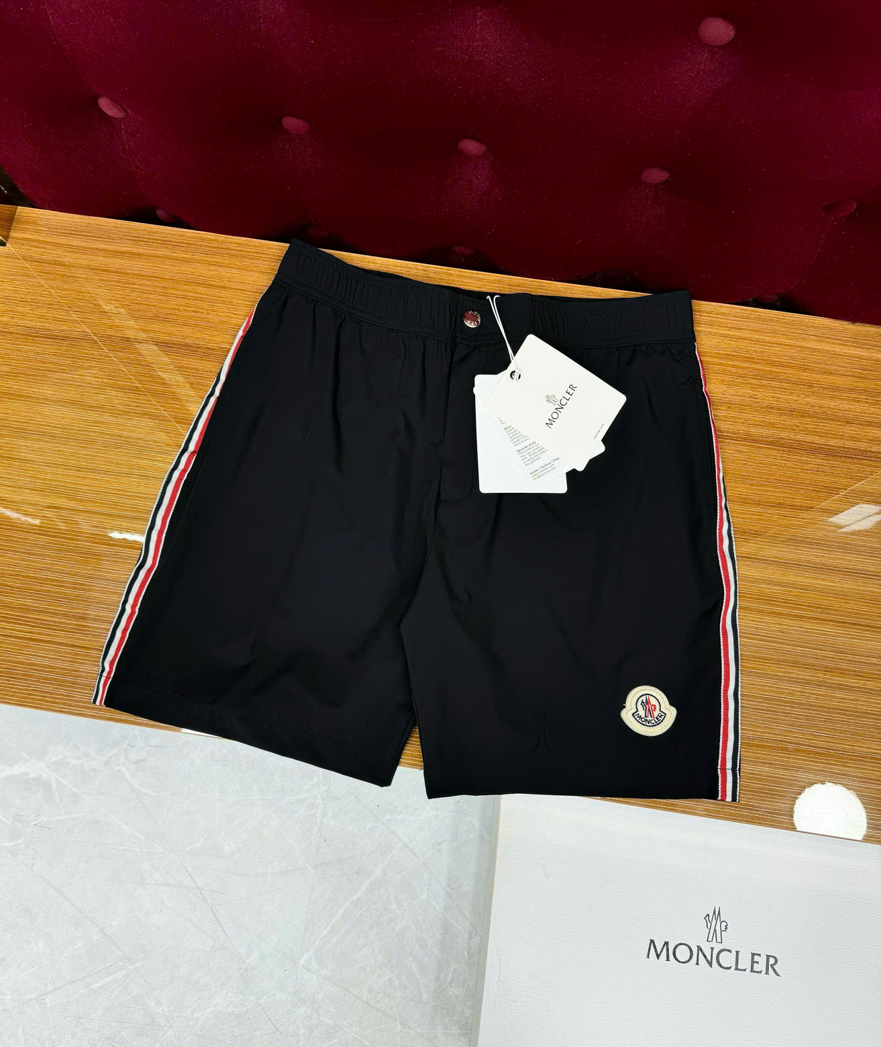 Quần short gió Moncler M logo thêu đùi kẻ sọc sườn Like Auth on web CD