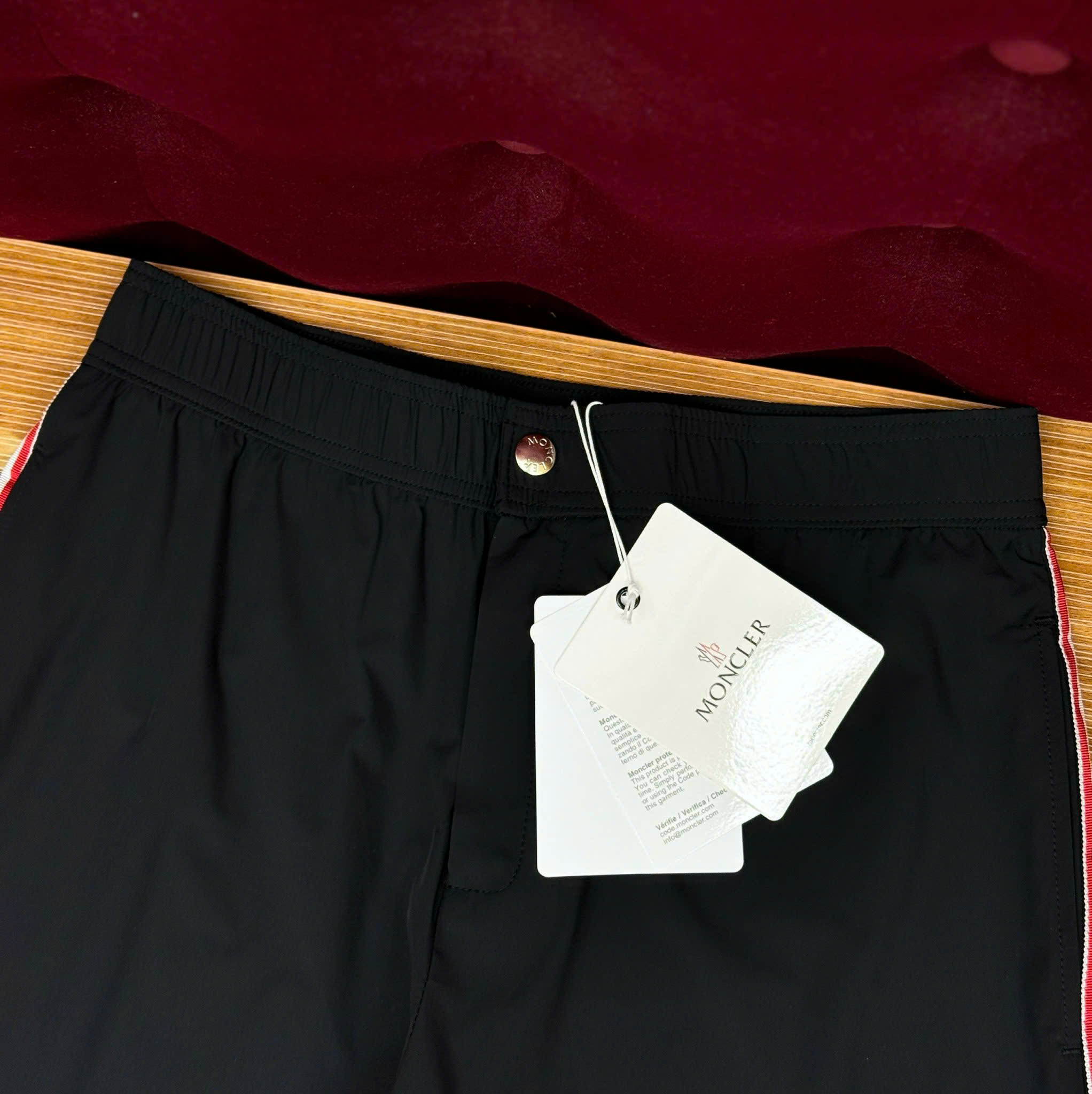 Quần short gió Moncler M logo thêu đùi kẻ sọc sườn Like Auth on web CD