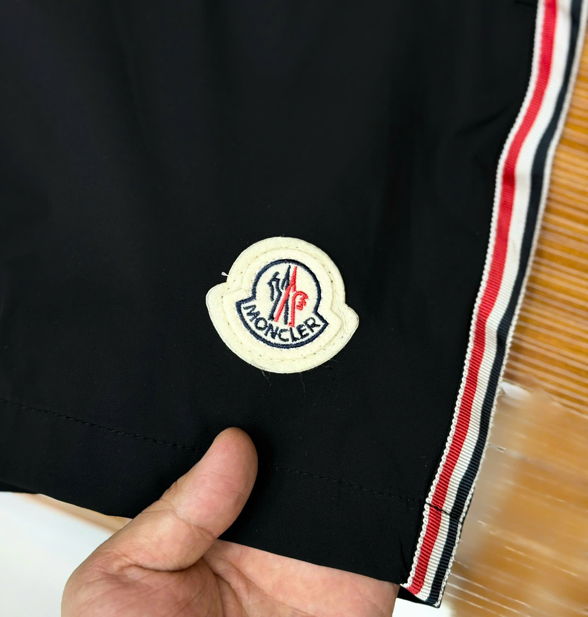 Quần short gió Moncler M logo thêu đùi kẻ sọc sườn Like Auth on web CD