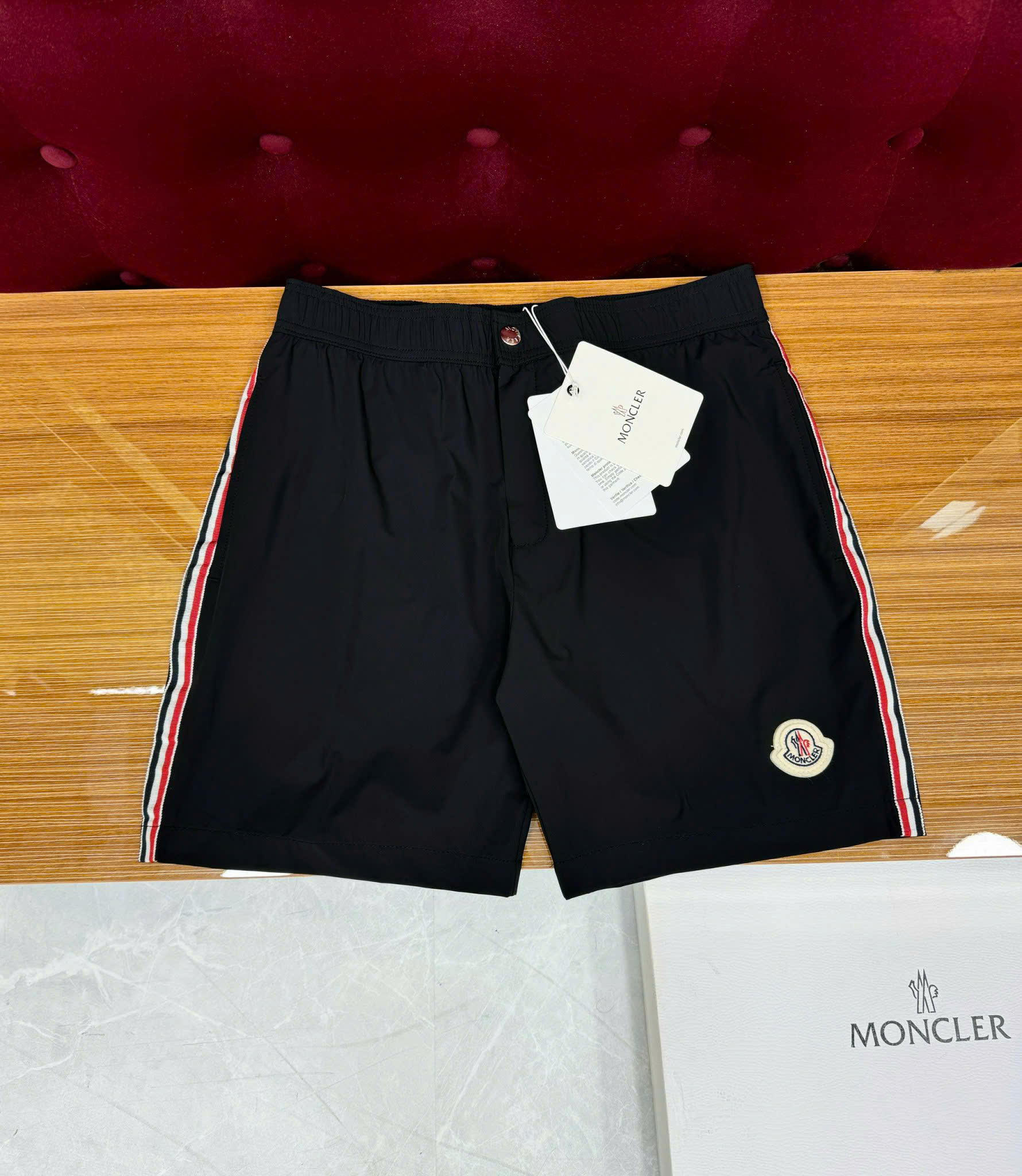 Quần short gió Moncler M logo thêu đùi kẻ sọc sườn Like Auth on web CD