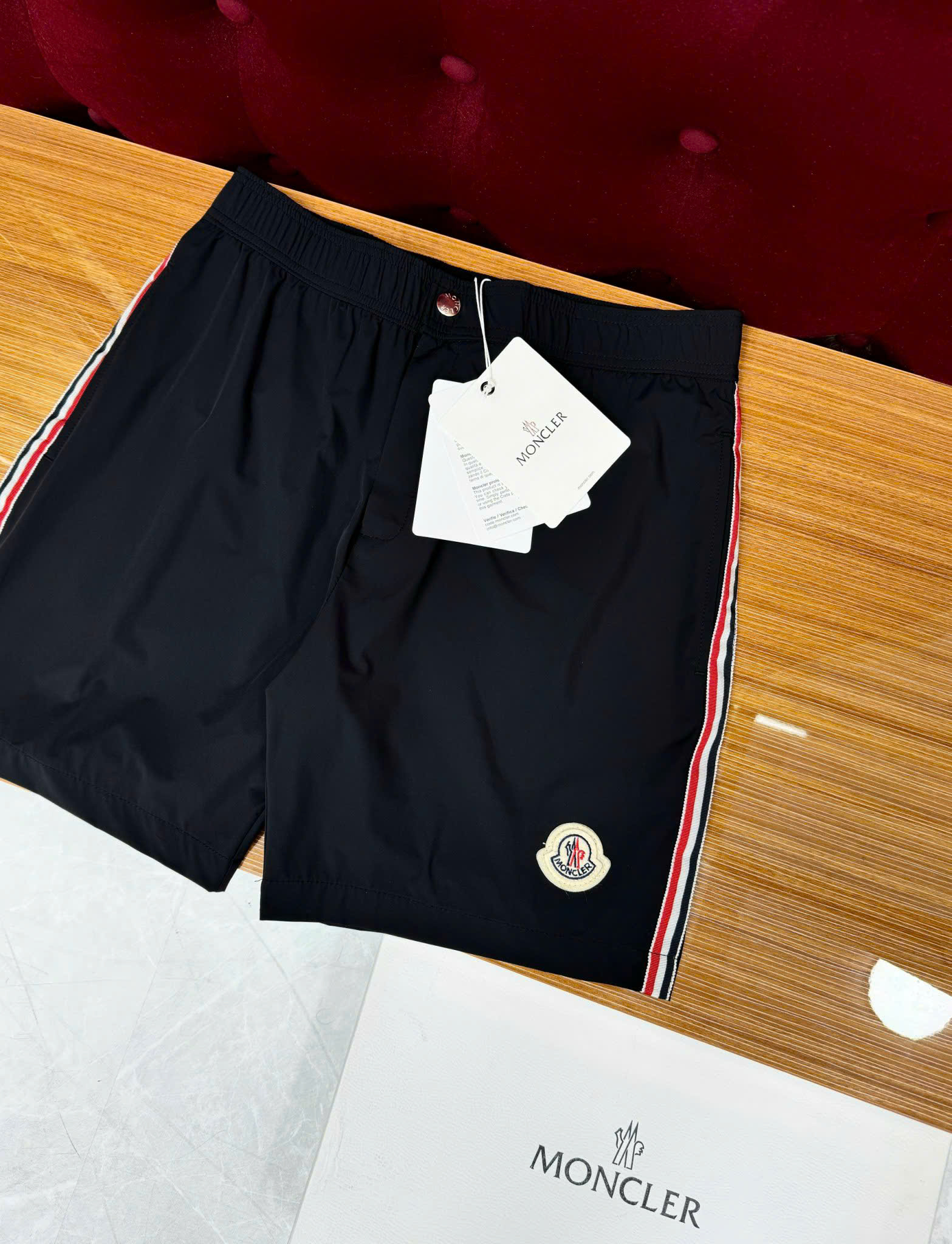 Quần short gió Moncler M logo thêu đùi kẻ sọc sườn Like Auth on web CD