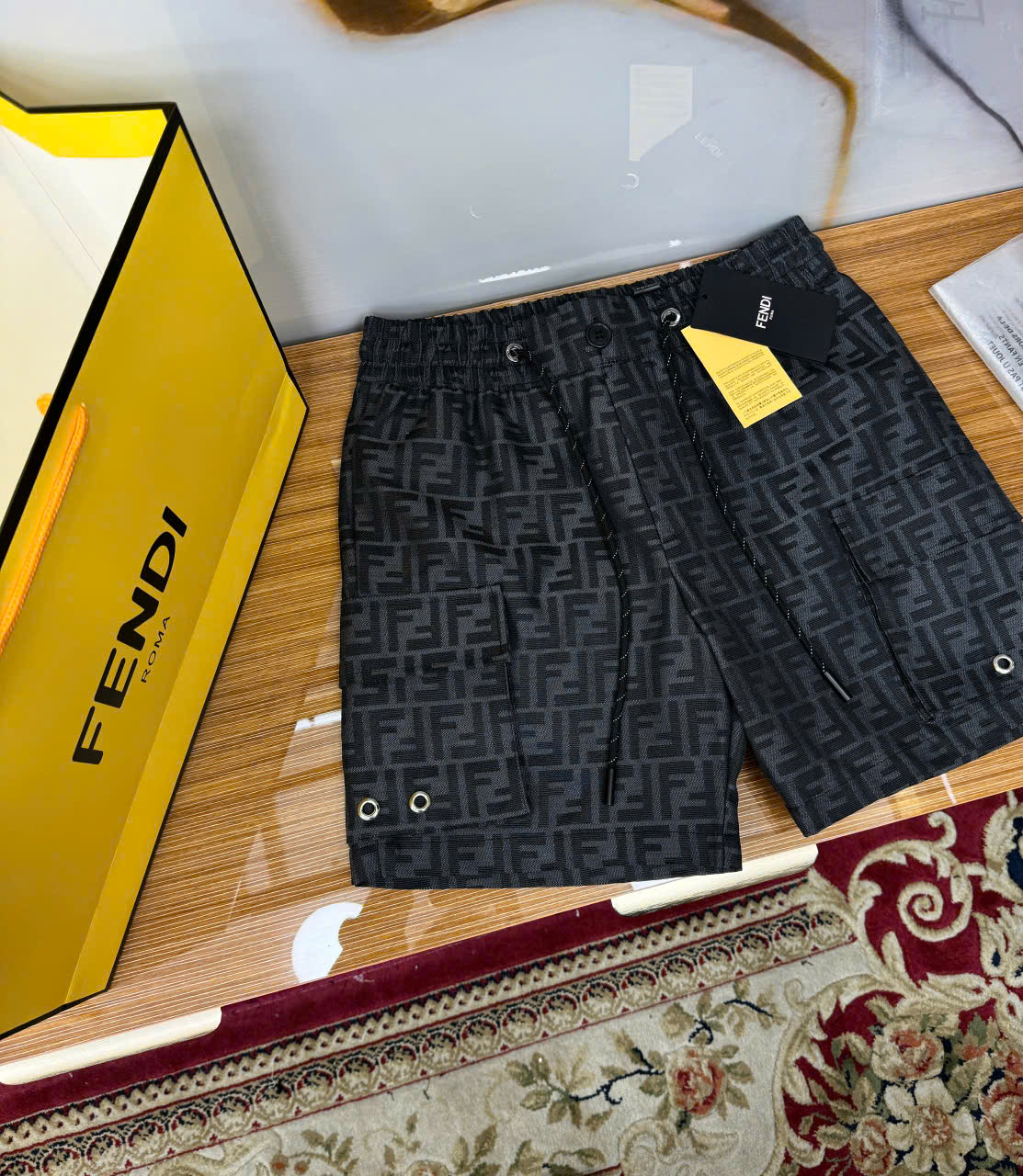 Quần short kaki Fendi FF Đen họa tiết logo Like Auth on web LK