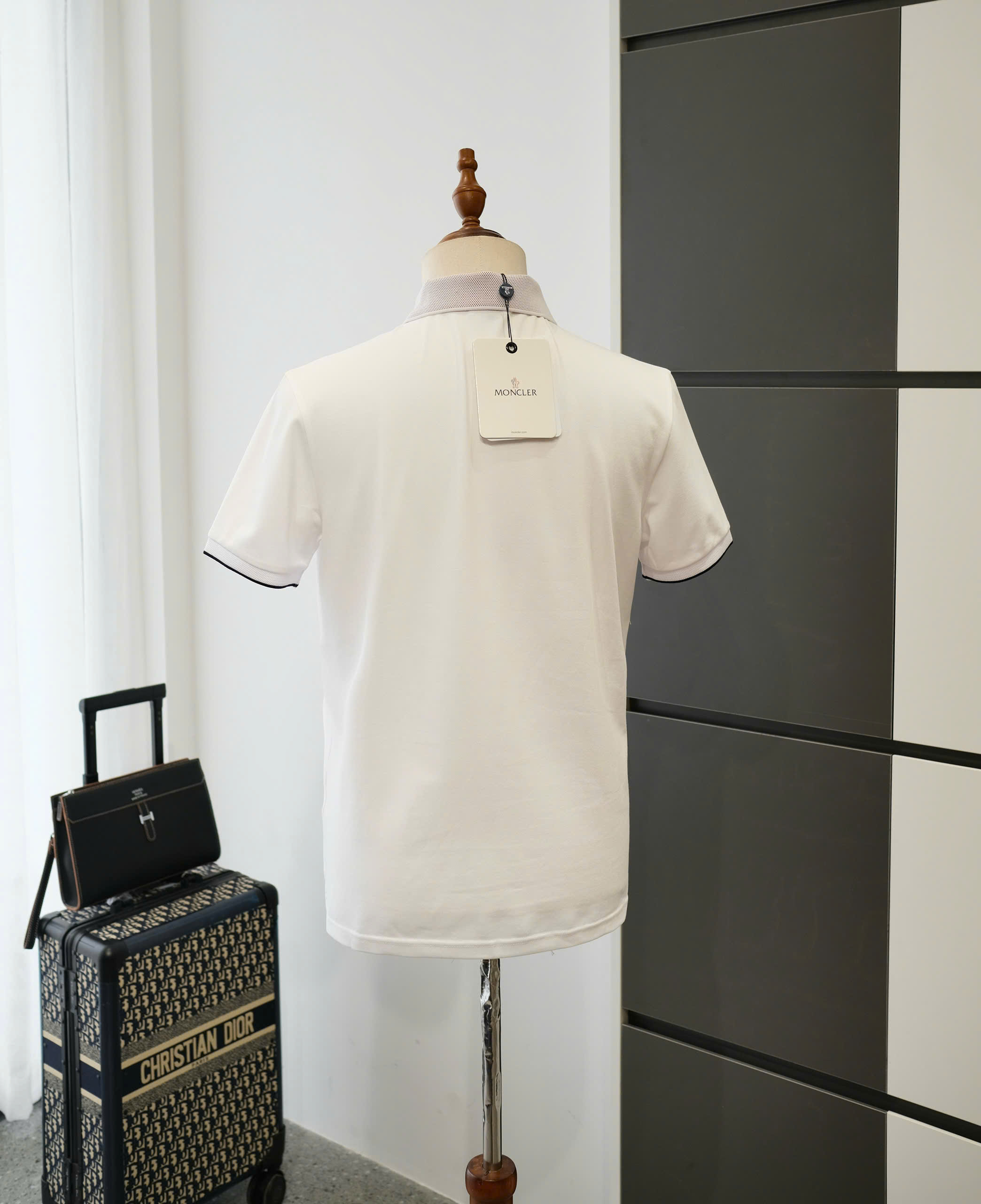 Áo polo khóa cổ Moncler M logo thêu ngực kẻ sọc cổ tay Like Auth on web DDT