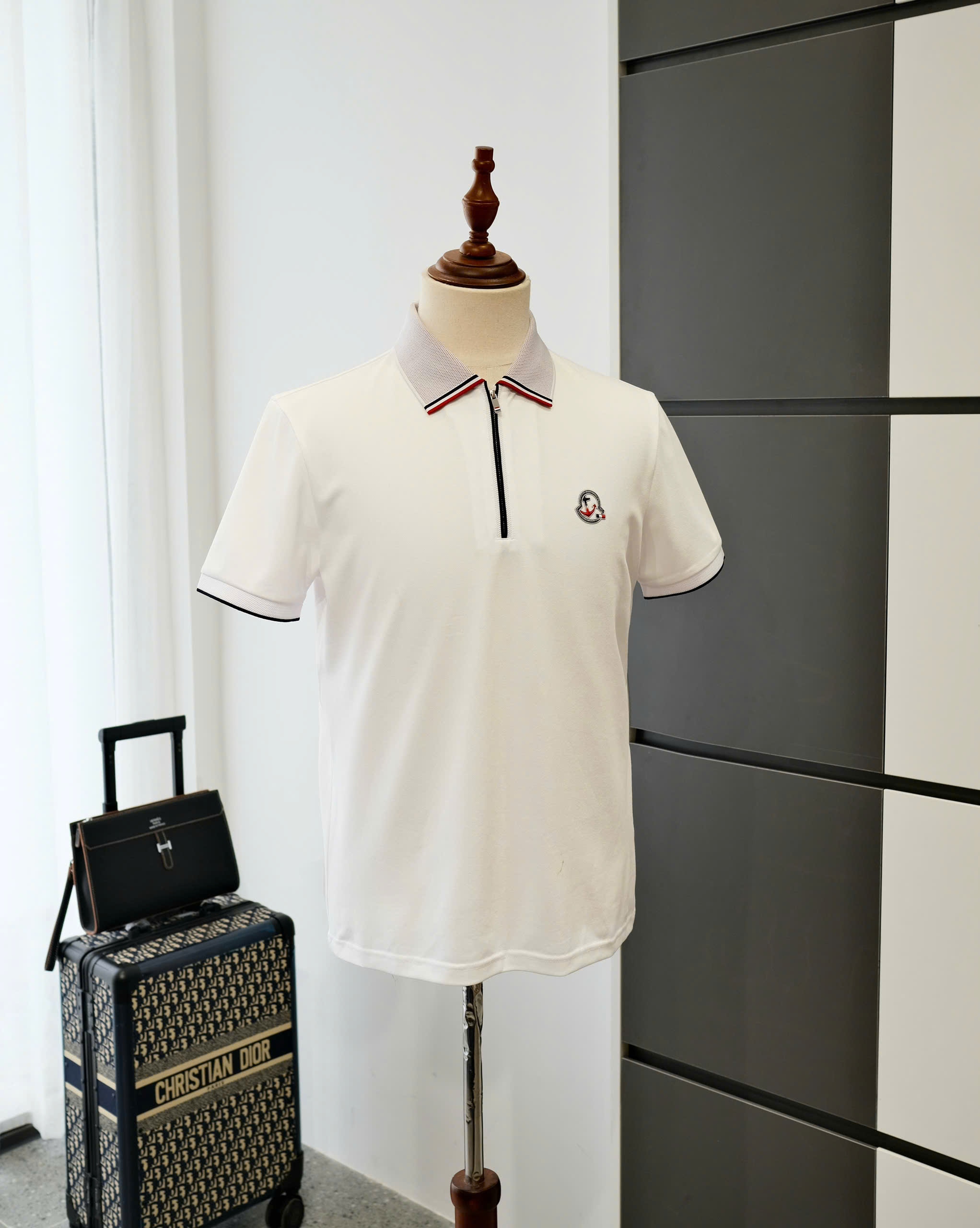 Áo polo khóa cổ Moncler M logo thêu ngực kẻ sọc cổ tay Like Auth on web DDT