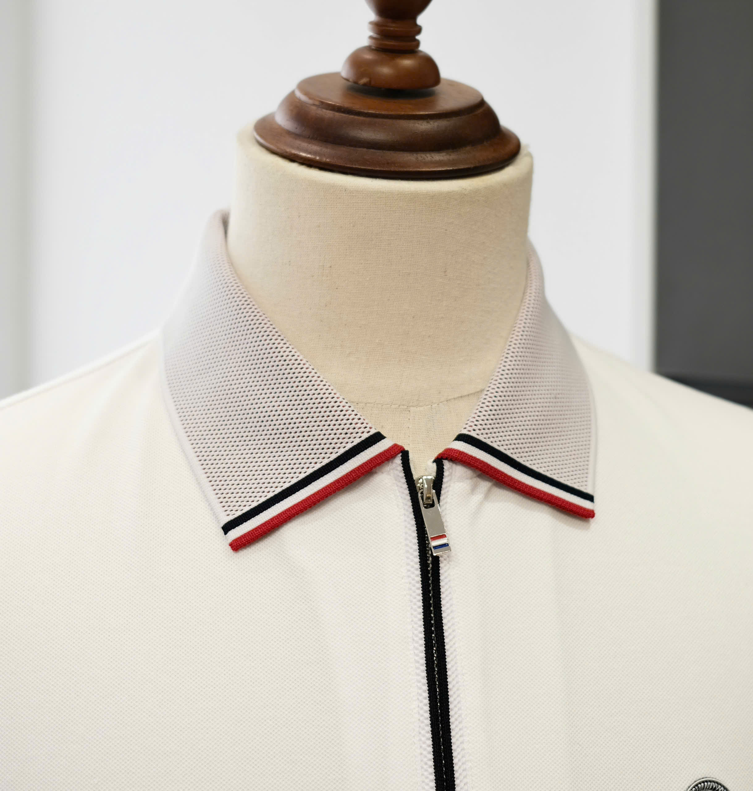Áo polo khóa cổ Moncler M logo thêu ngực kẻ sọc cổ tay Like Auth on web DDT