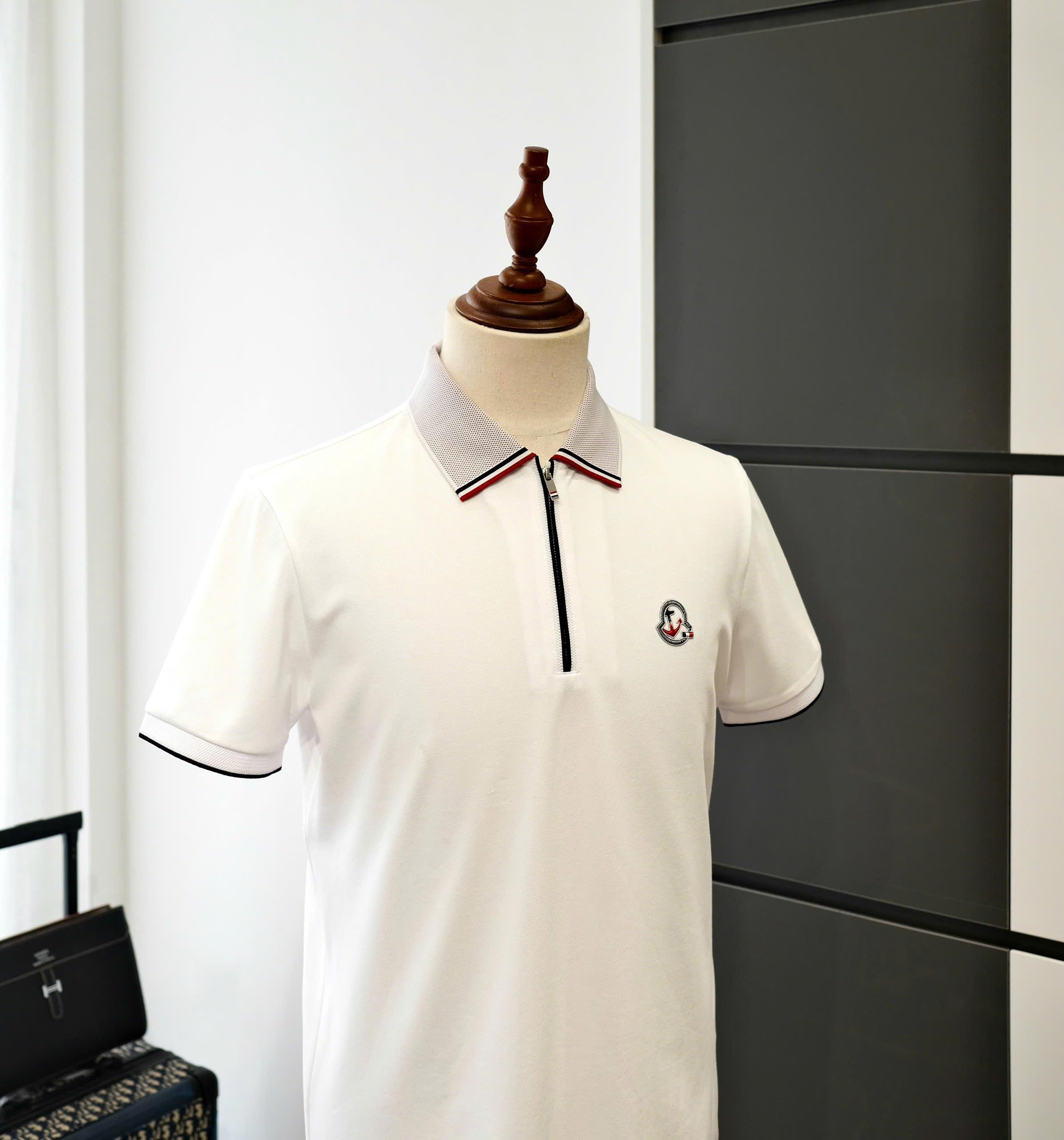 Áo polo khóa cổ Moncler M logo thêu ngực kẻ sọc cổ tay Like Auth on web DDT