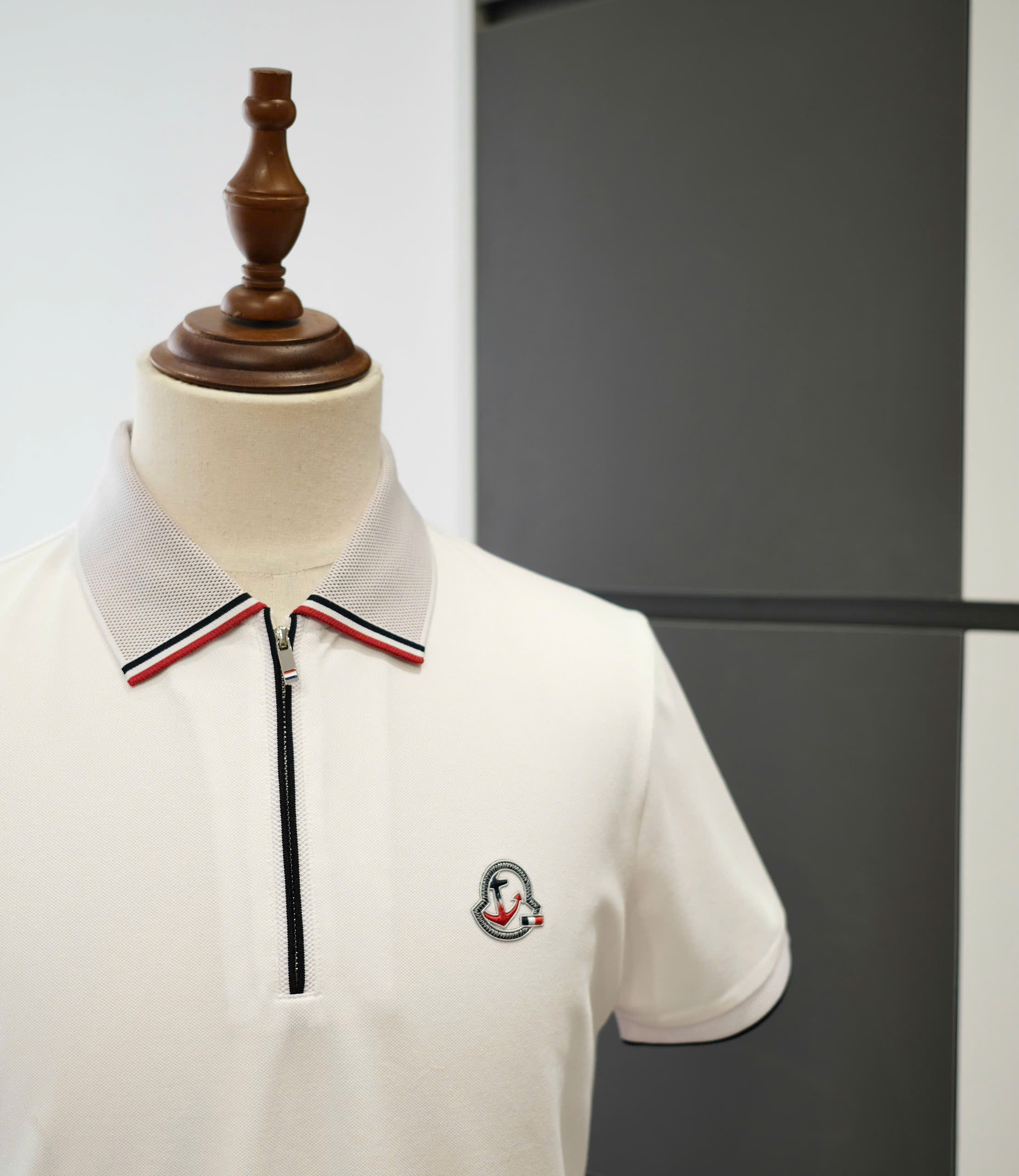 Áo polo khóa cổ Moncler M logo thêu ngực kẻ sọc cổ tay Like Auth on web DDT