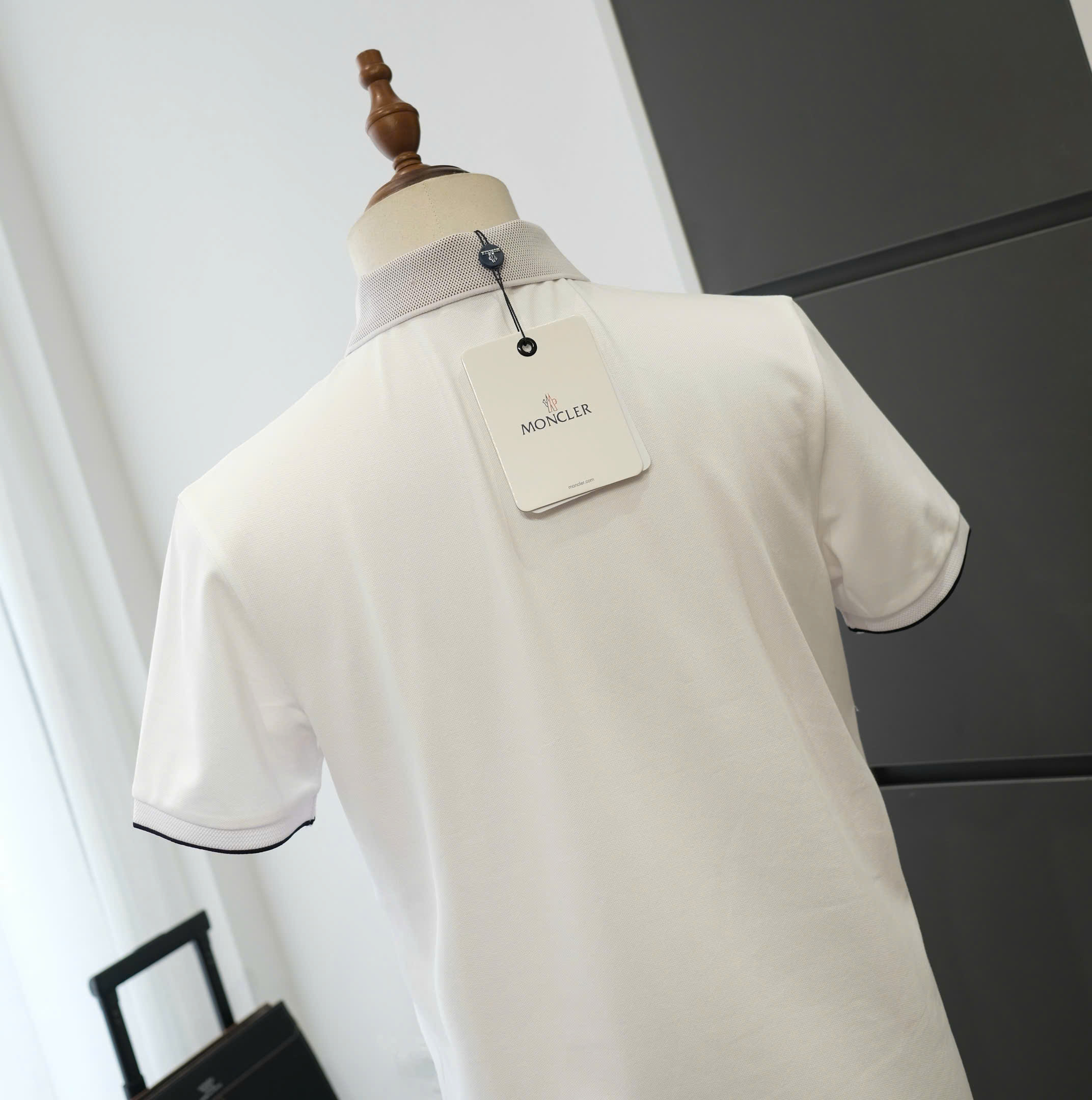 Áo polo khóa cổ Moncler M logo thêu ngực kẻ sọc cổ tay Like Auth on web DDT