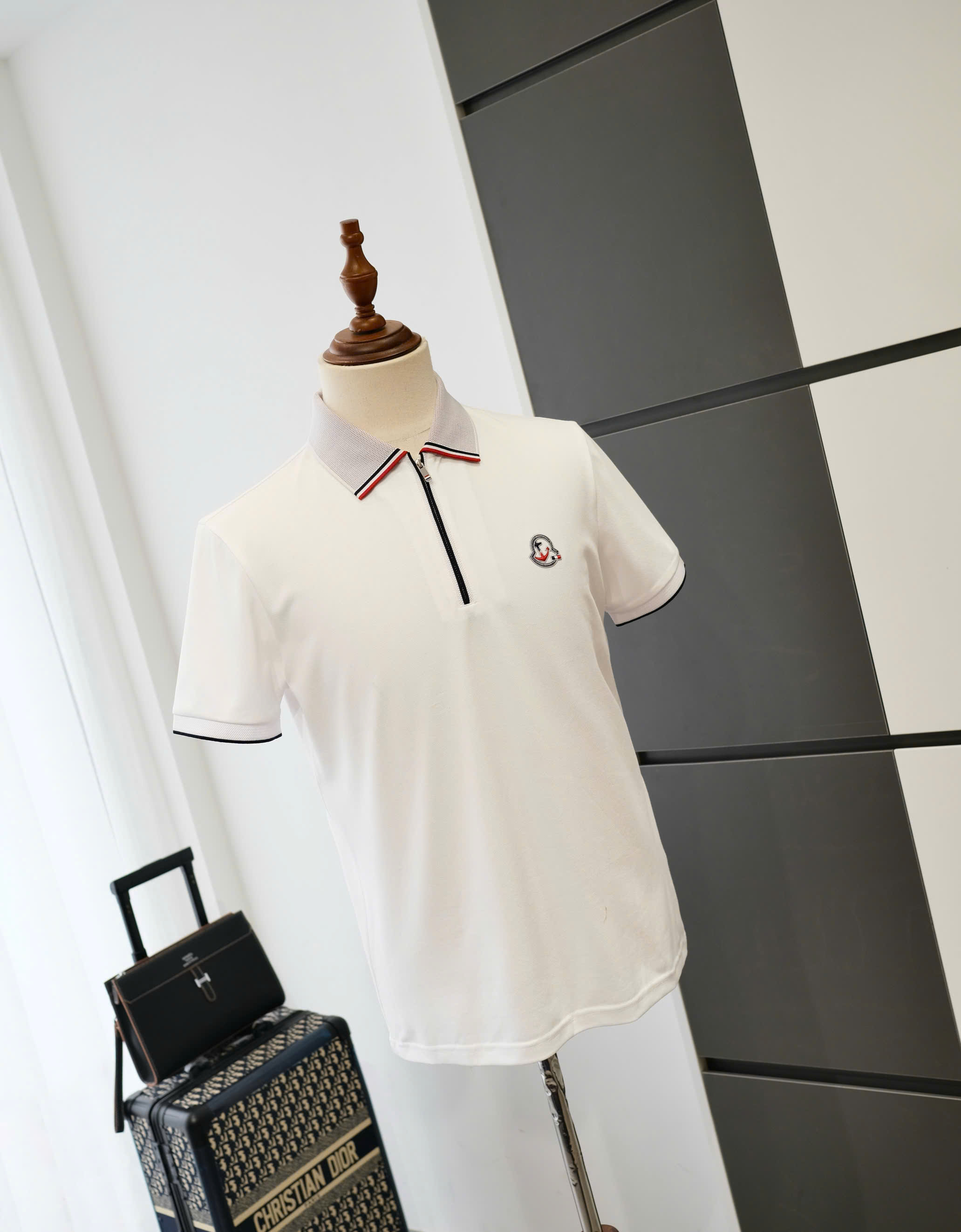 Áo polo khóa cổ Moncler M logo thêu ngực kẻ sọc cổ tay Like Auth on web DDT