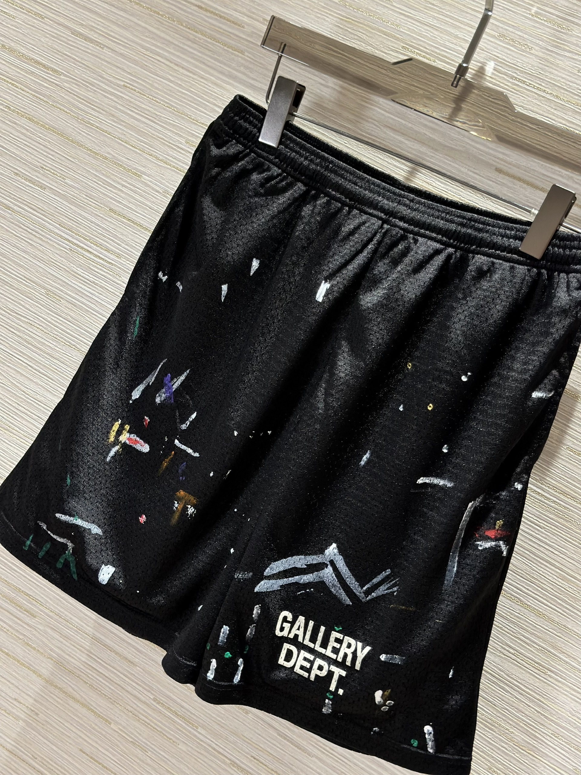 Quần short nỉ Gallery Dept Đen vẩy sơn màu Like Auth on web VTN