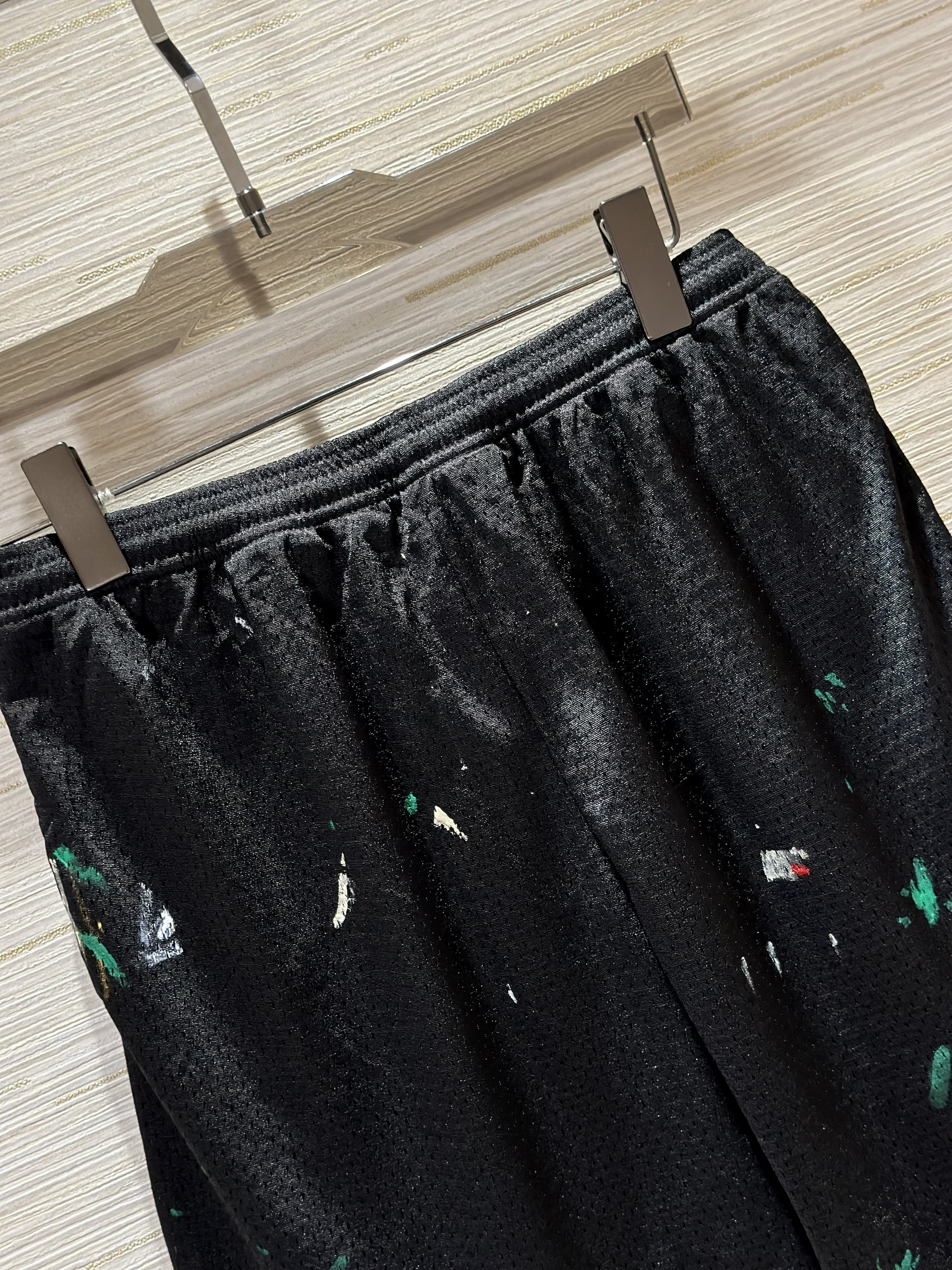 Quần short nỉ Gallery Dept Đen vẩy sơn màu Like Auth on web VTN