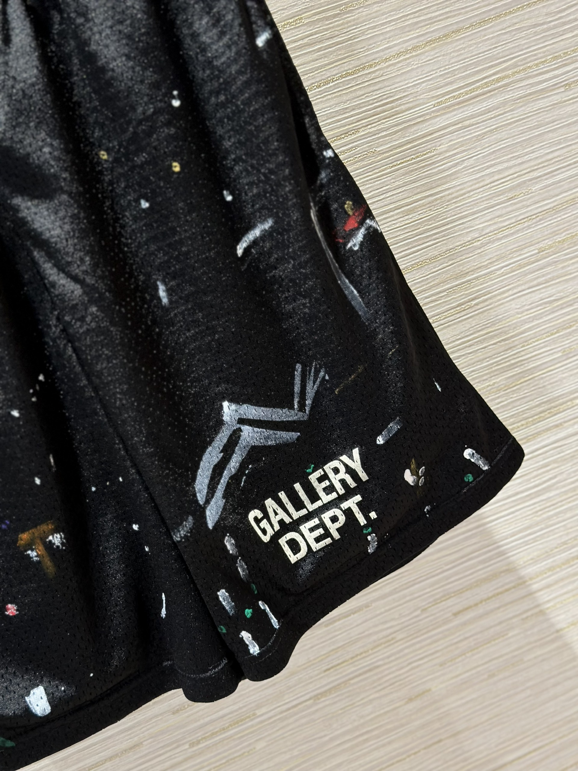 Quần short nỉ Gallery Dept Đen vẩy sơn màu Like Auth on web VTN