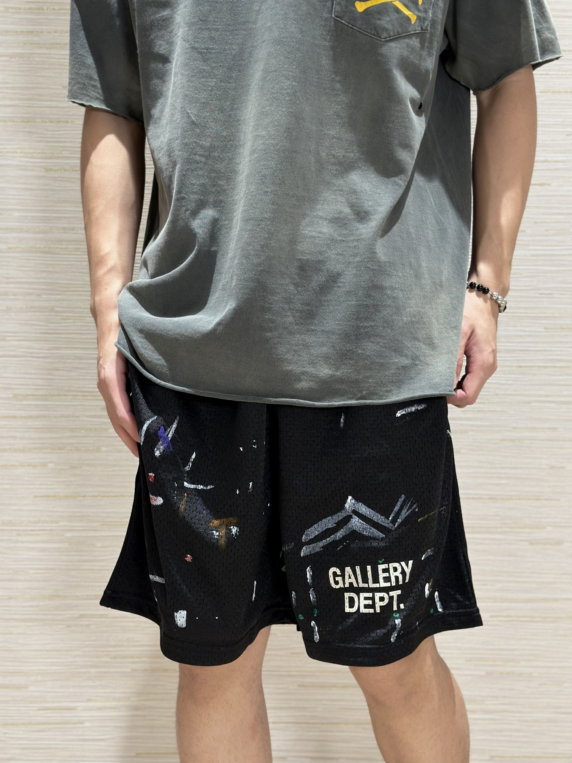 Quần short nỉ Gallery Dept Đen vẩy sơn màu Like Auth on web VTN