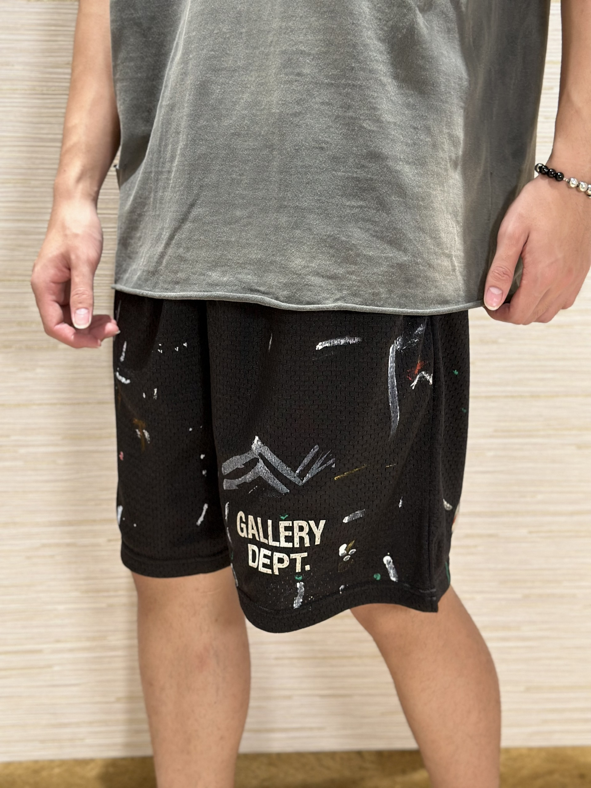 Quần short nỉ Gallery Dept Đen vẩy sơn màu Like Auth on web VTN
