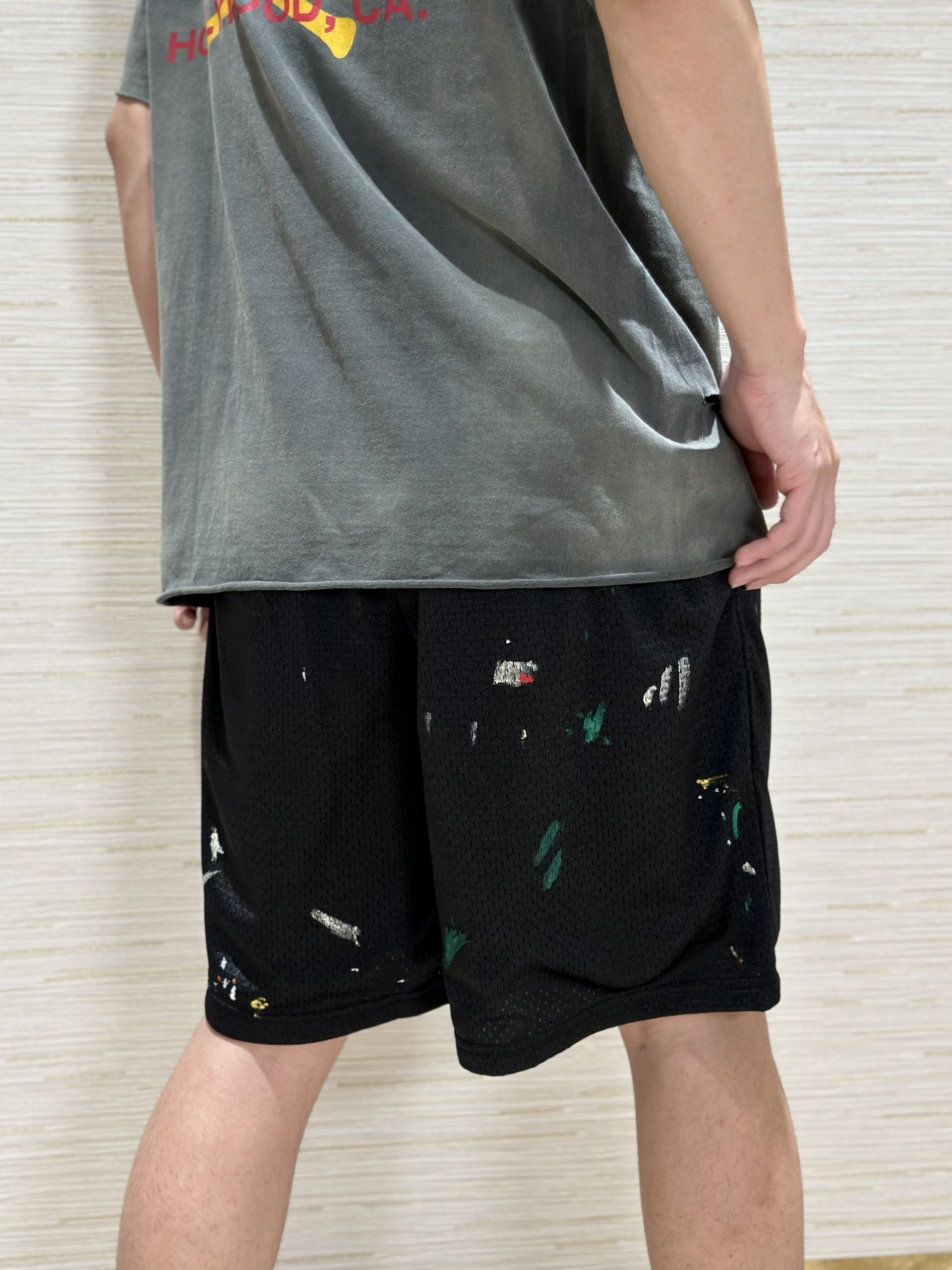 Quần short nỉ Gallery Dept Đen vẩy sơn màu Like Auth on web VTN
