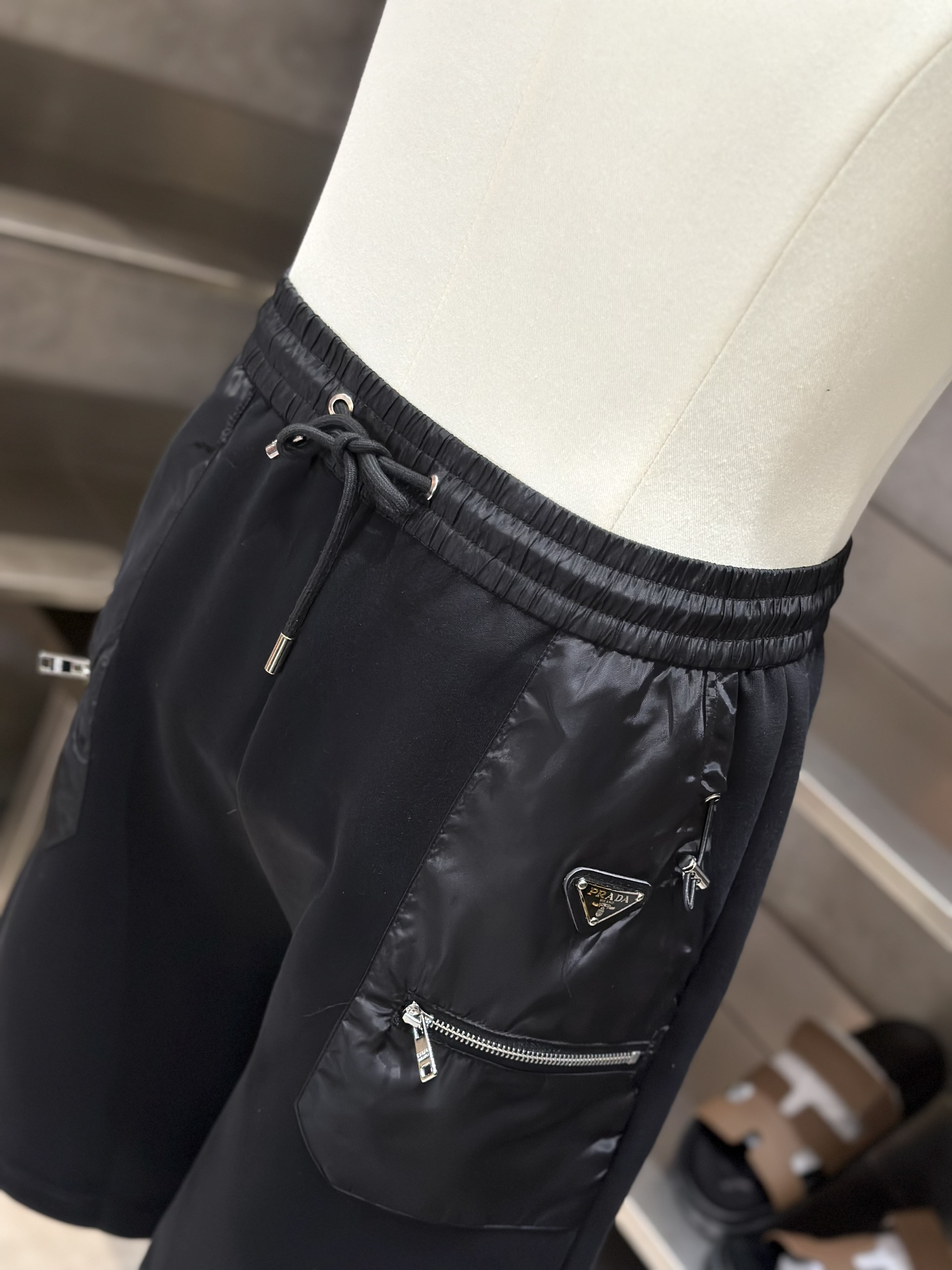 Quần short nỉ Prada P Đen phối túi gió Like Auth on web VTN