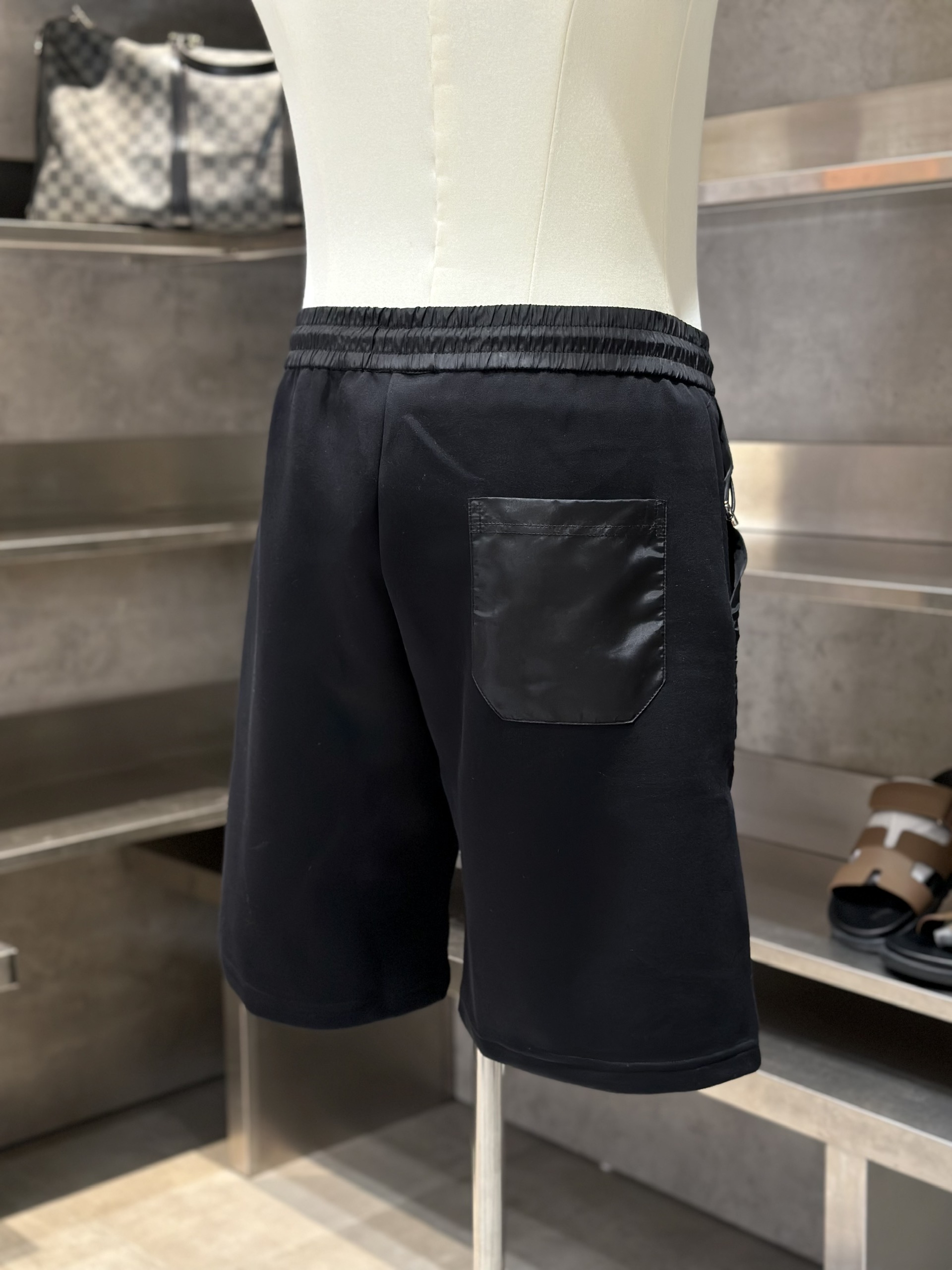 Quần short nỉ Prada P Đen phối túi gió Like Auth on web VTN