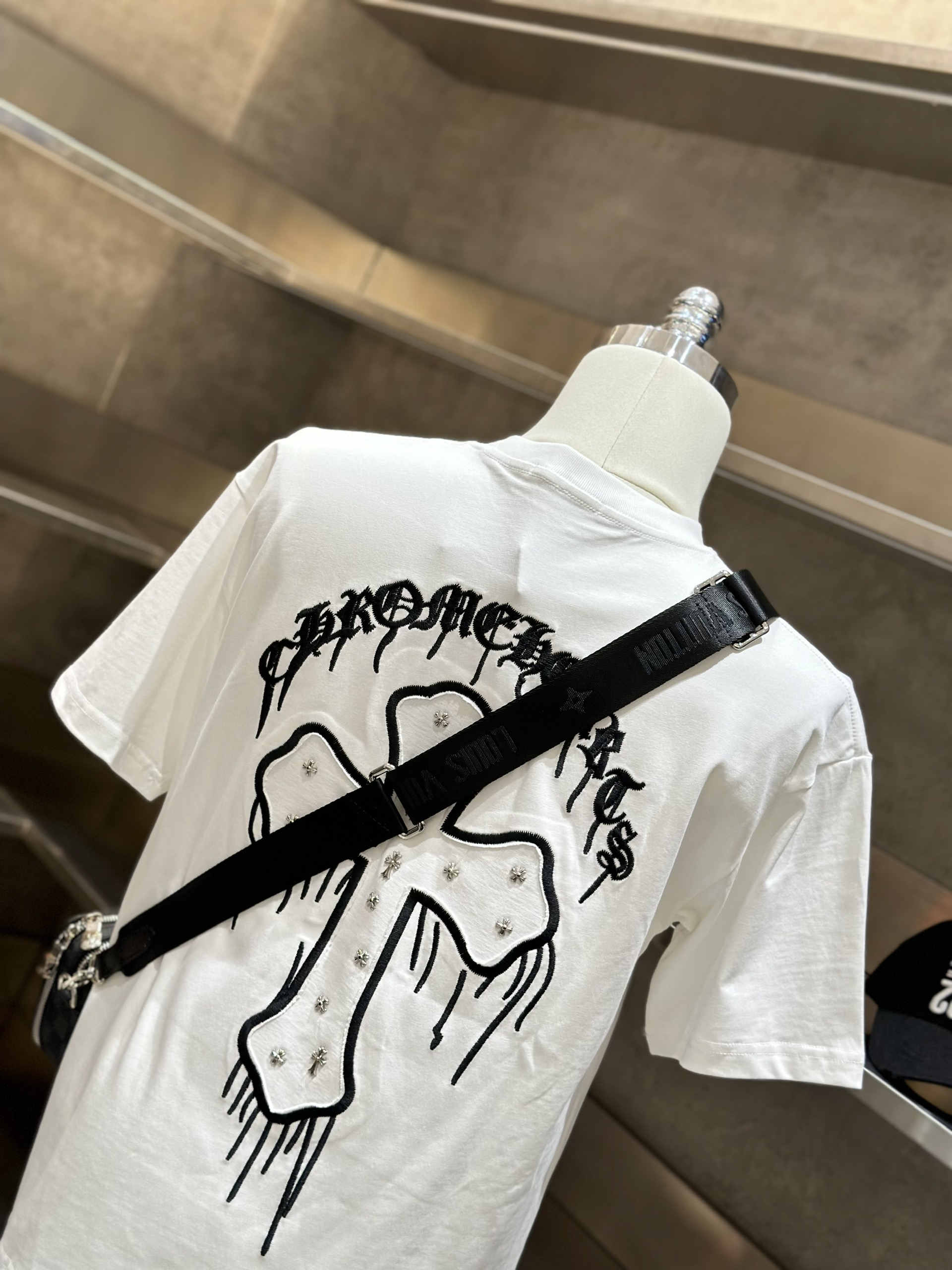 Áo phông T-shirt Chrome Heart CH Trắng logo chữ thập Đen thêu chảy Like Auth on web VTN
