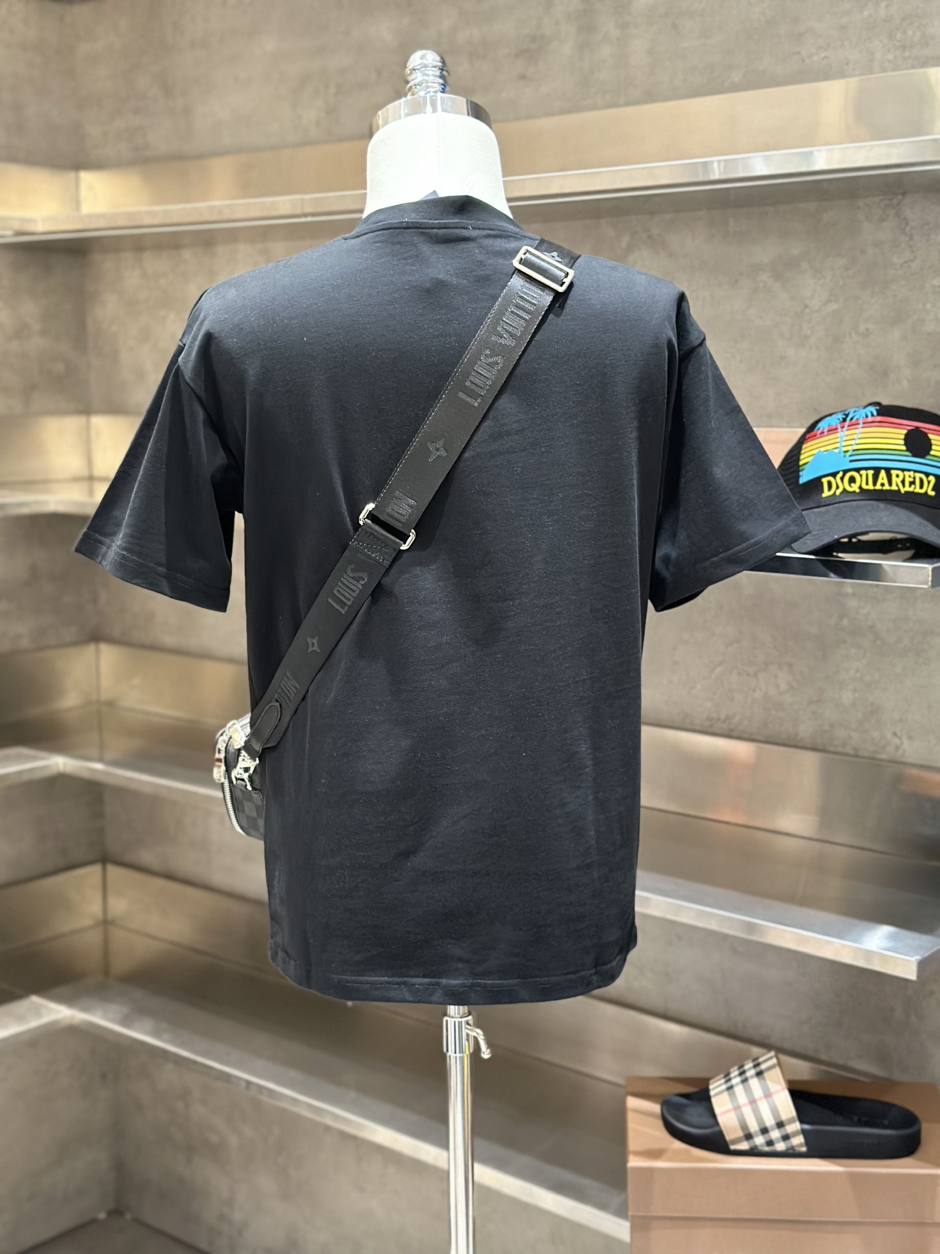 Áo phông T-shirt Prada P Đen logo thêu ngực túi bụng Like Auth on web VTN