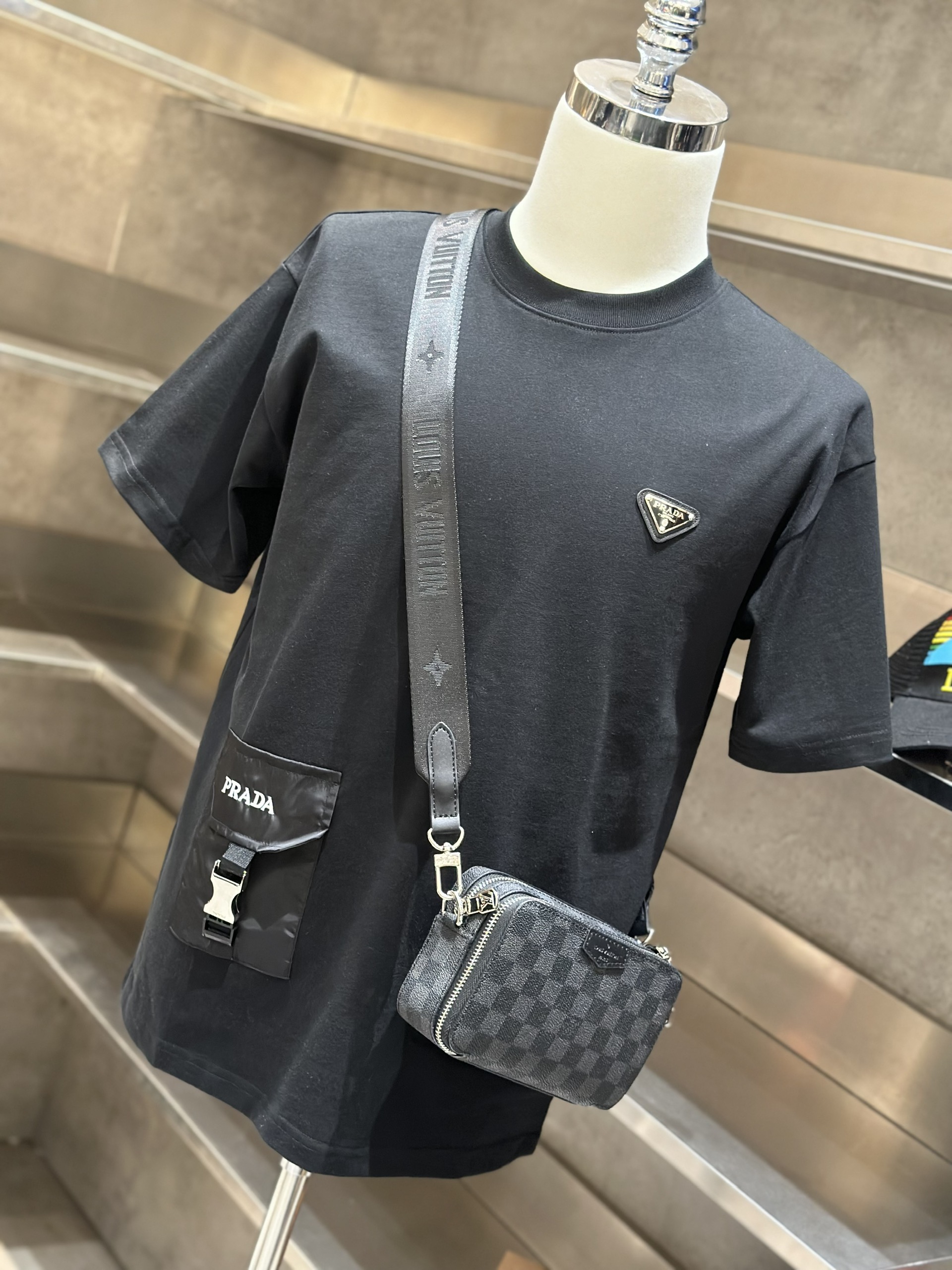Áo phông T-shirt Prada P Đen logo thêu ngực túi bụng Like Auth on web VTN