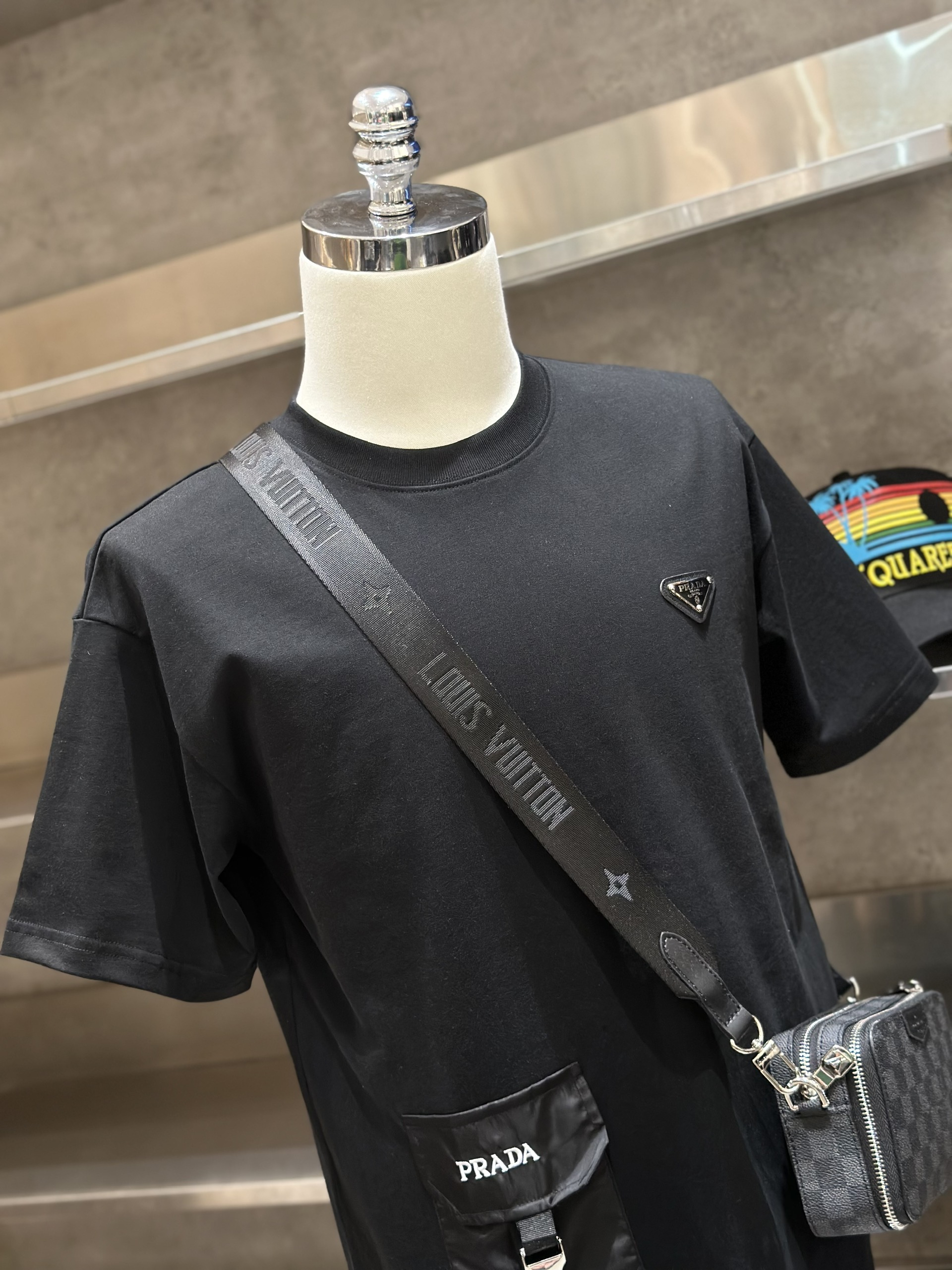 Áo phông T-shirt Prada P Đen logo thêu ngực túi bụng Like Auth on web VTN
