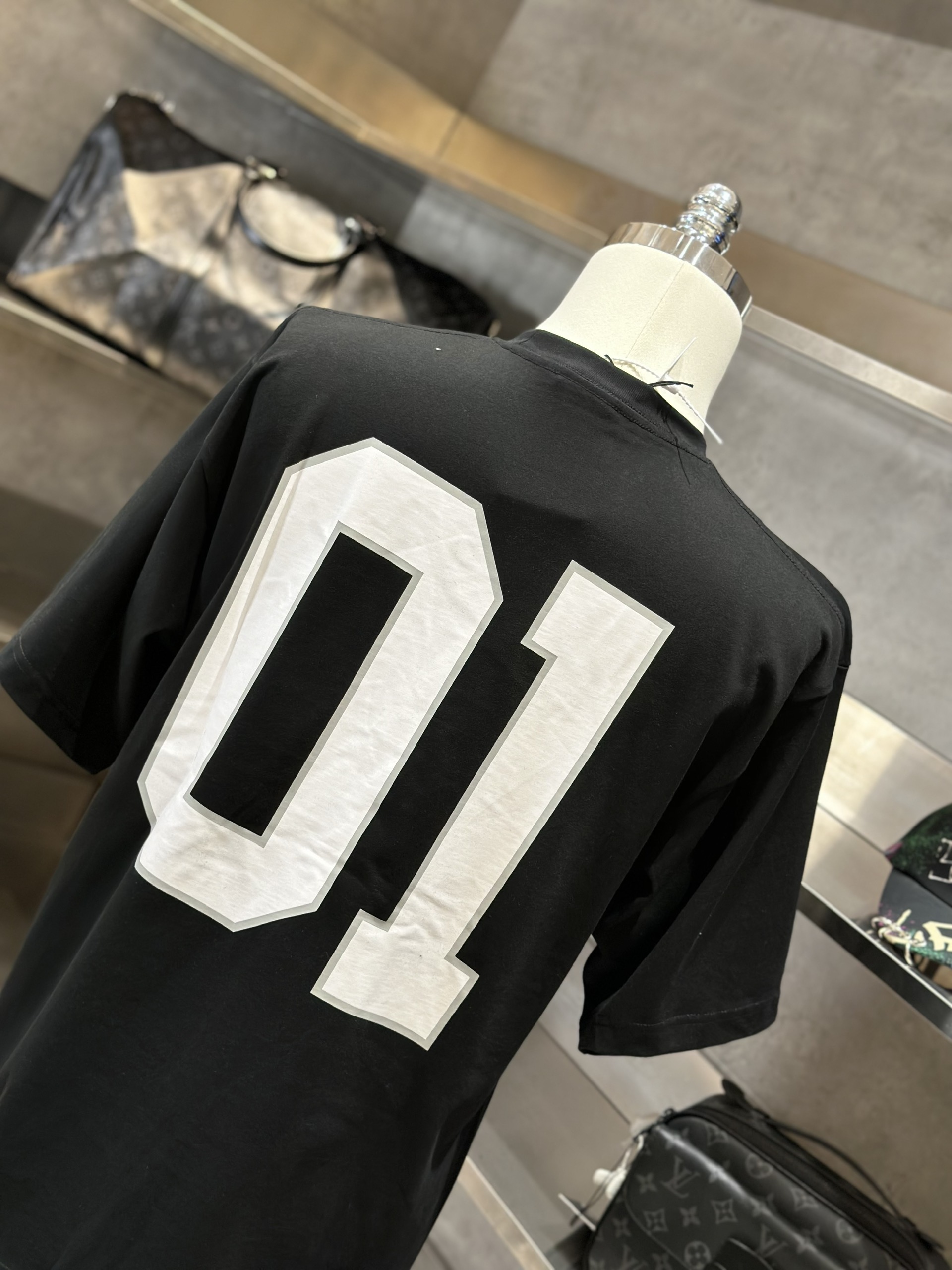Áo phông T-shirt Balenciaga BB Đen logo chữ số 01 Trắng Like Auth on web VTN