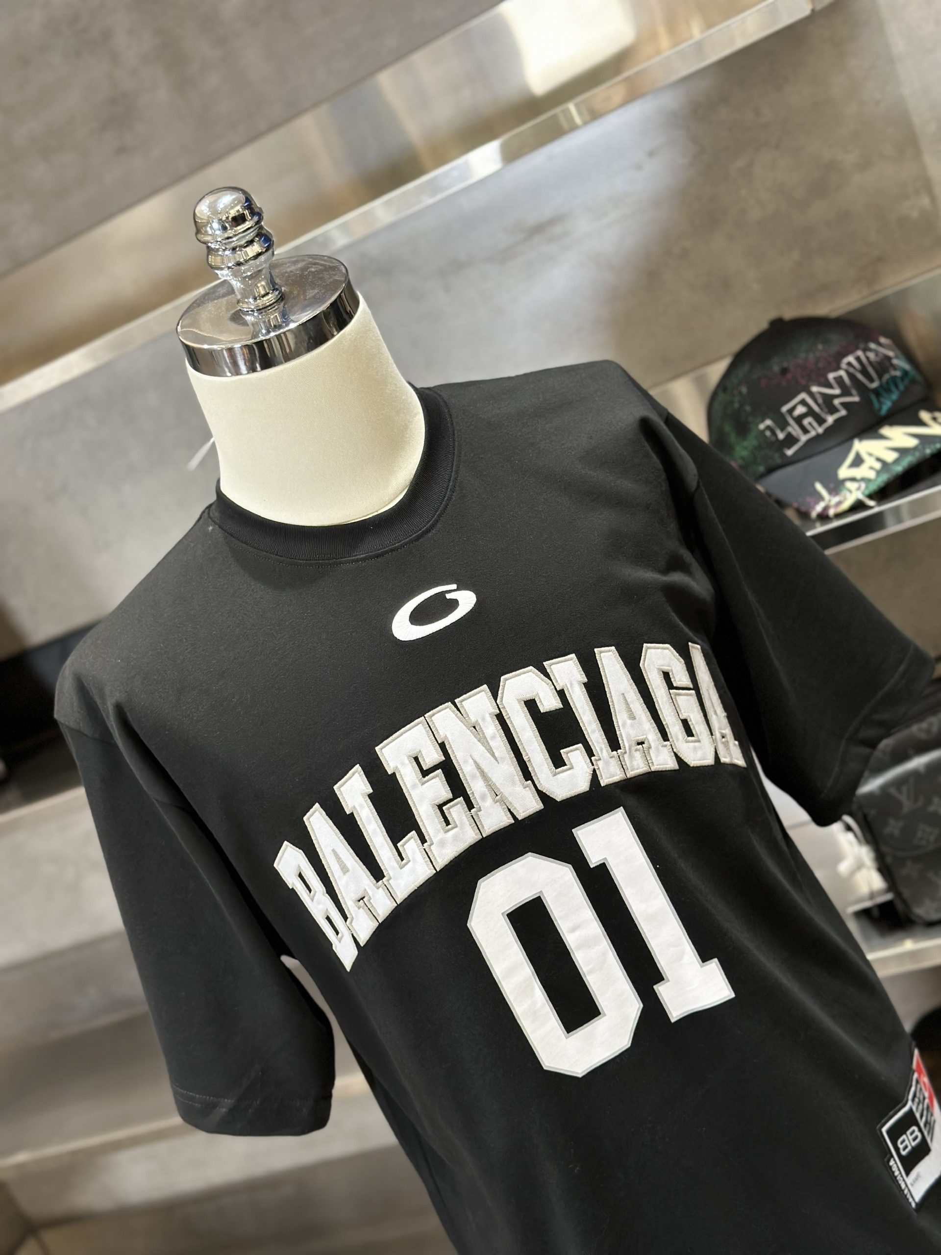 Áo phông T-shirt Balenciaga BB Đen logo chữ số 01 Trắng Like Auth on web VTN