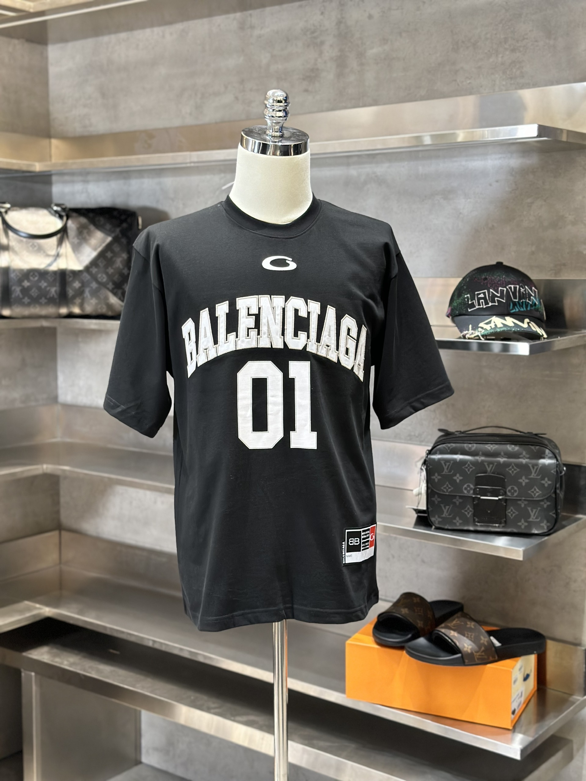 Áo phông T-shirt Balenciaga BB Đen logo chữ số 01 Trắng Like Auth on web VTN