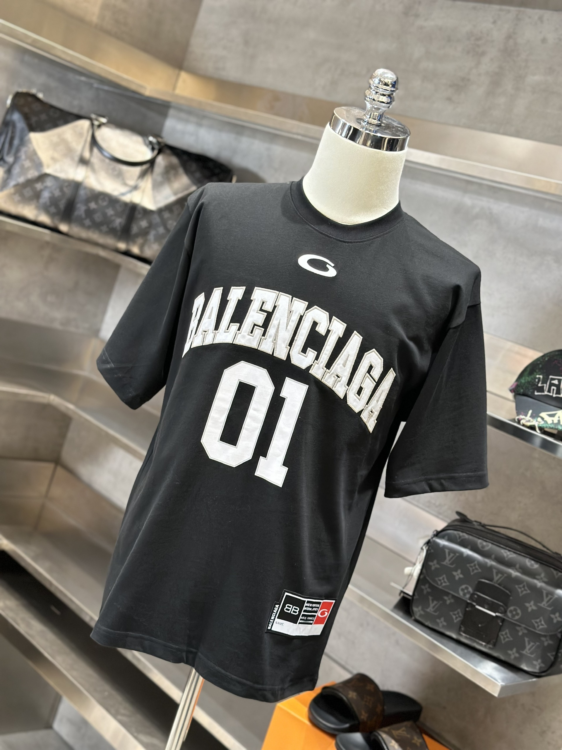 Áo phông T-shirt Balenciaga BB Đen logo chữ số 01 Trắng Like Auth on web VTN