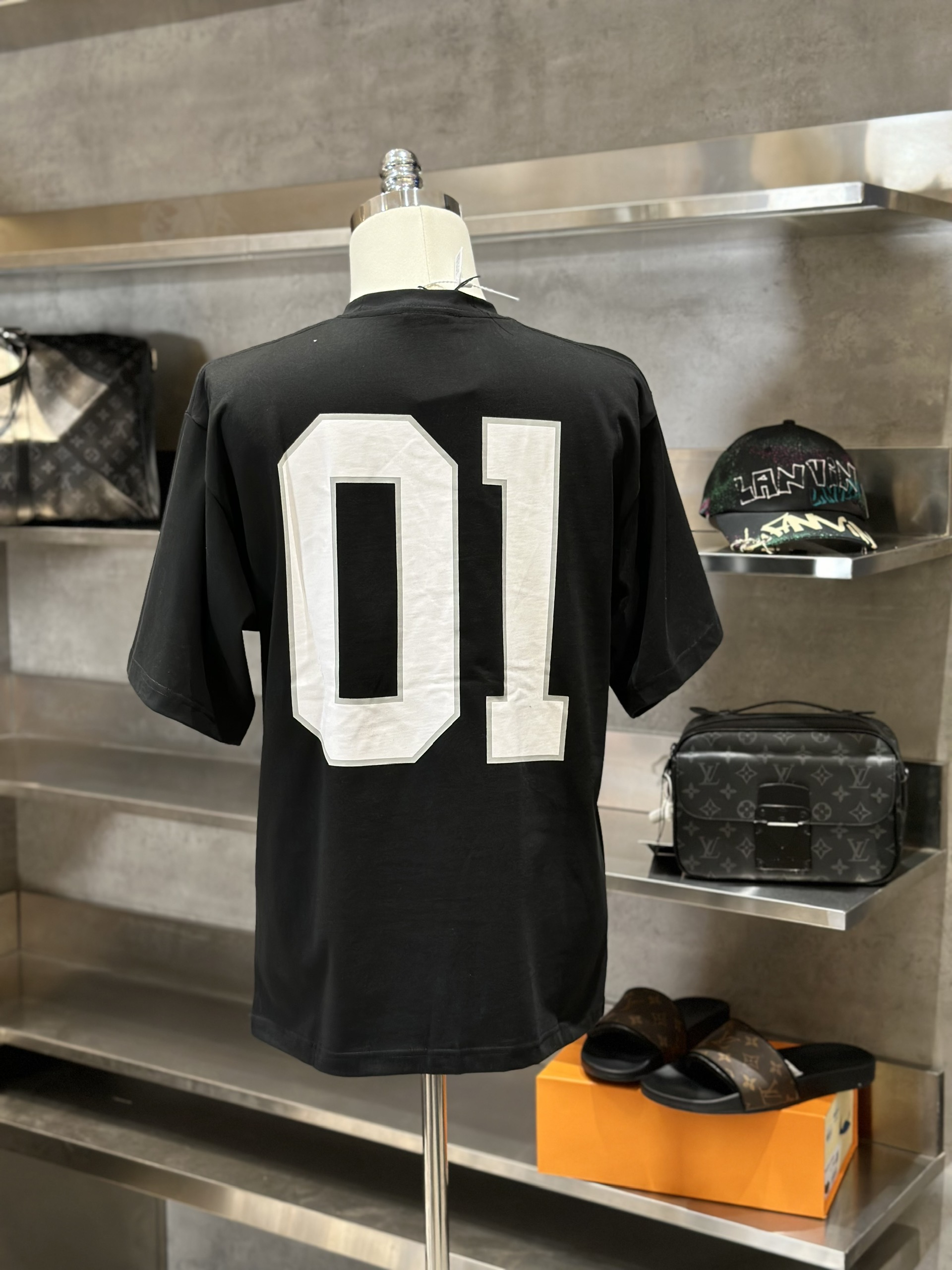 Áo phông T-shirt Balenciaga BB Đen logo chữ số 01 Trắng Like Auth on web VTN