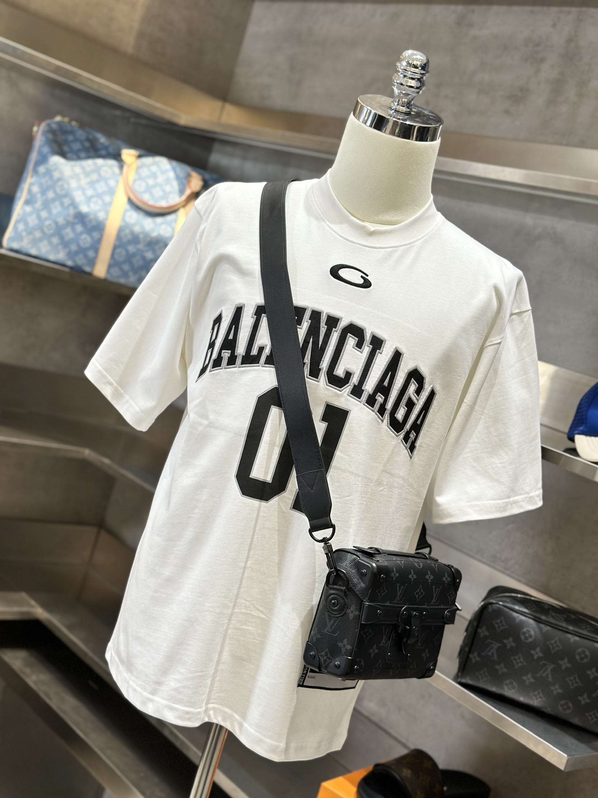 Áo phông T-shirt Balenciaga BB Trắng logo chữ số 01 Đen Like Auth on web VTN