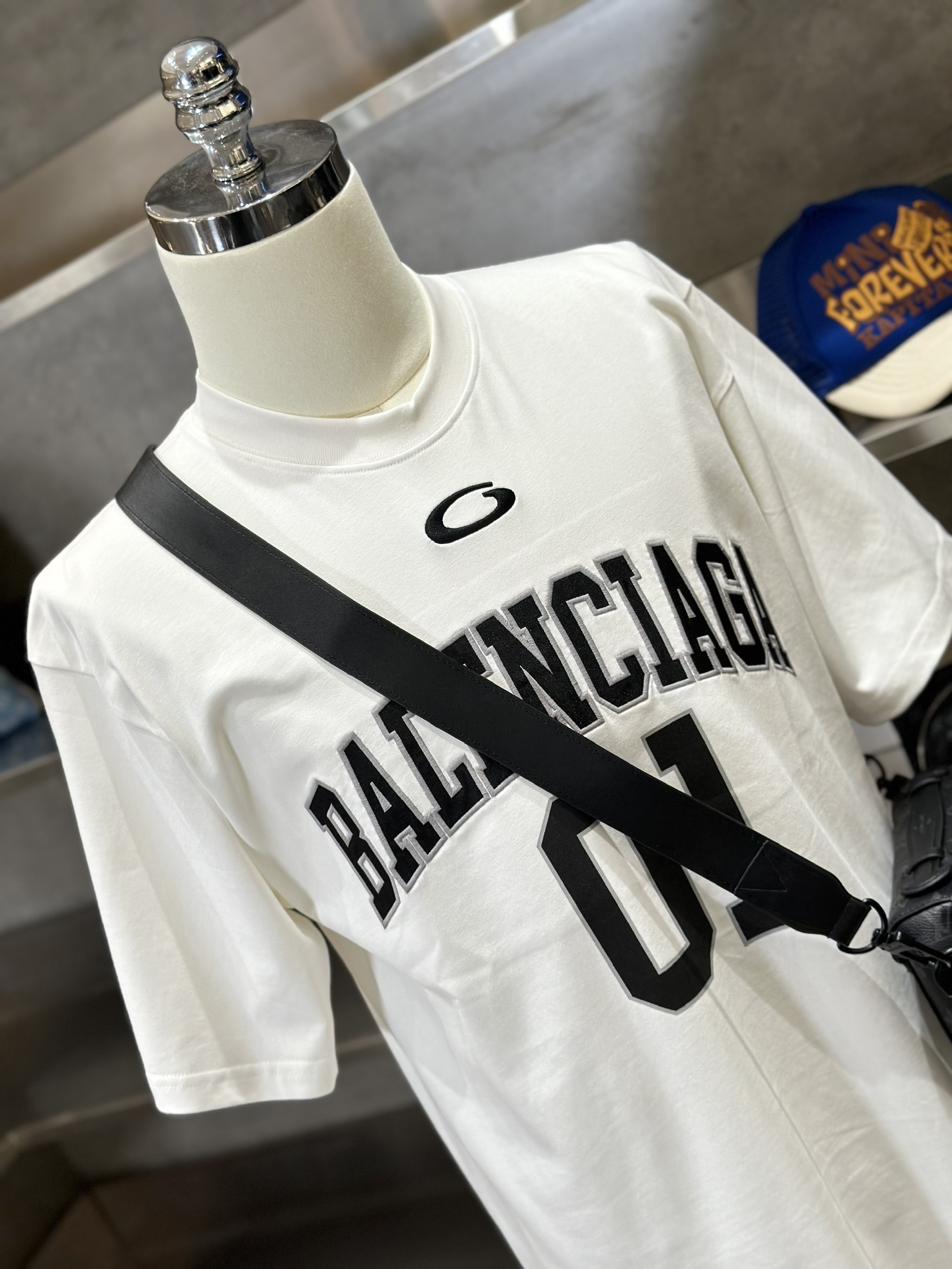 Áo phông T-shirt Balenciaga BB Trắng logo chữ số 01 Đen Like Auth on web VTN