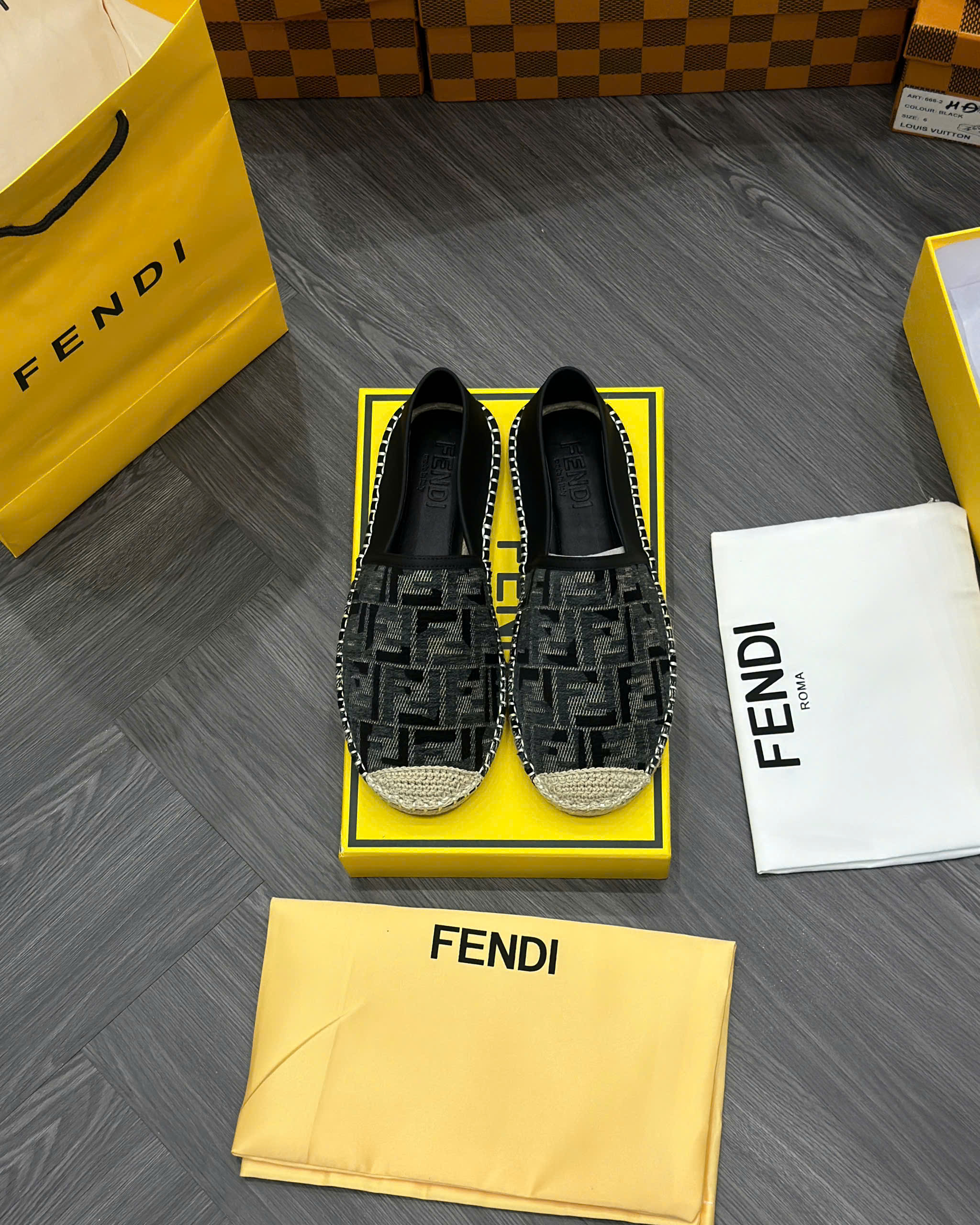 Giày slipon đế cói Fendi Roma Đen họa tiết logo Like Auth fullbox MVT