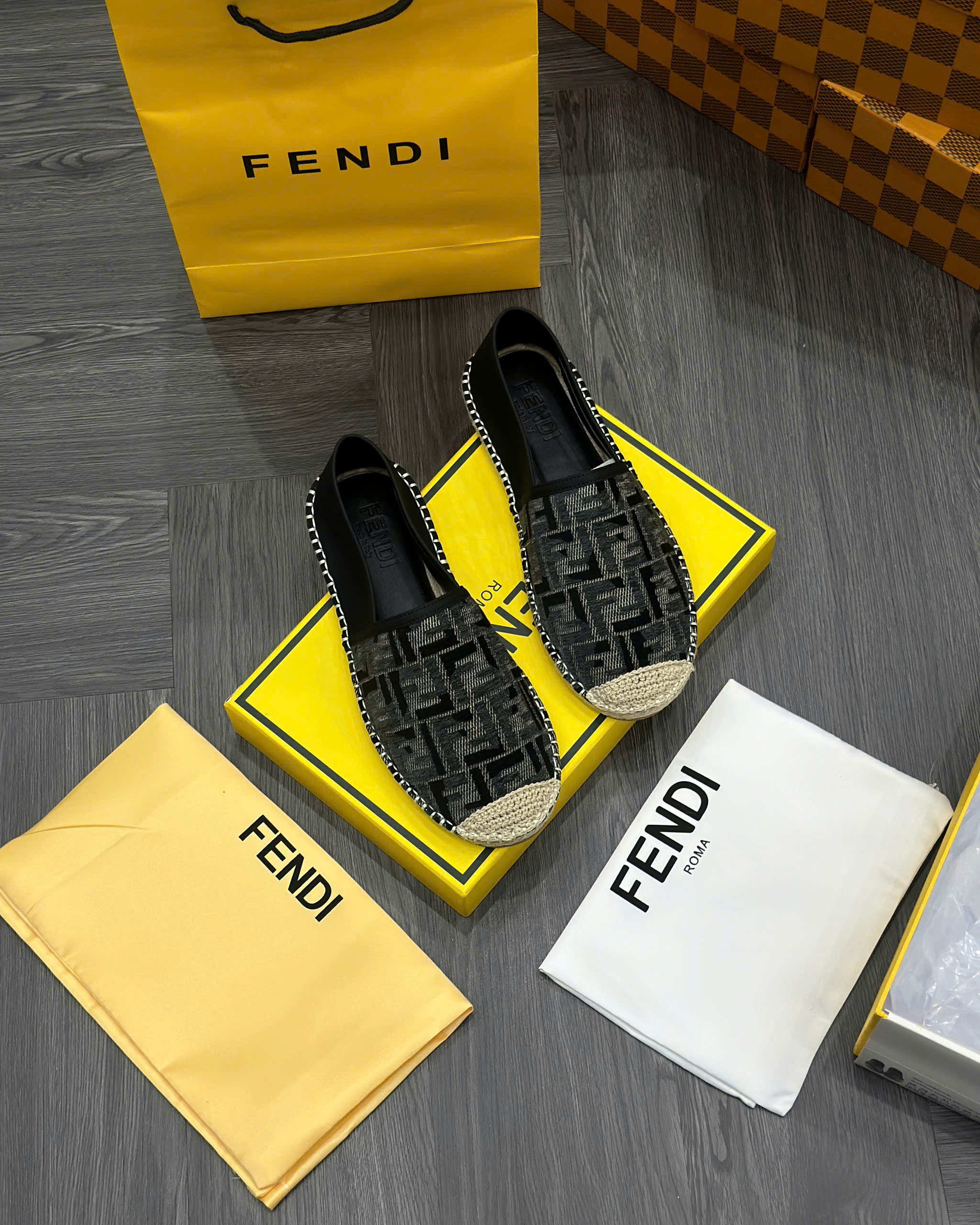 Giày slipon đế cói Fendi Roma Đen họa tiết logo Like Auth fullbox MVT