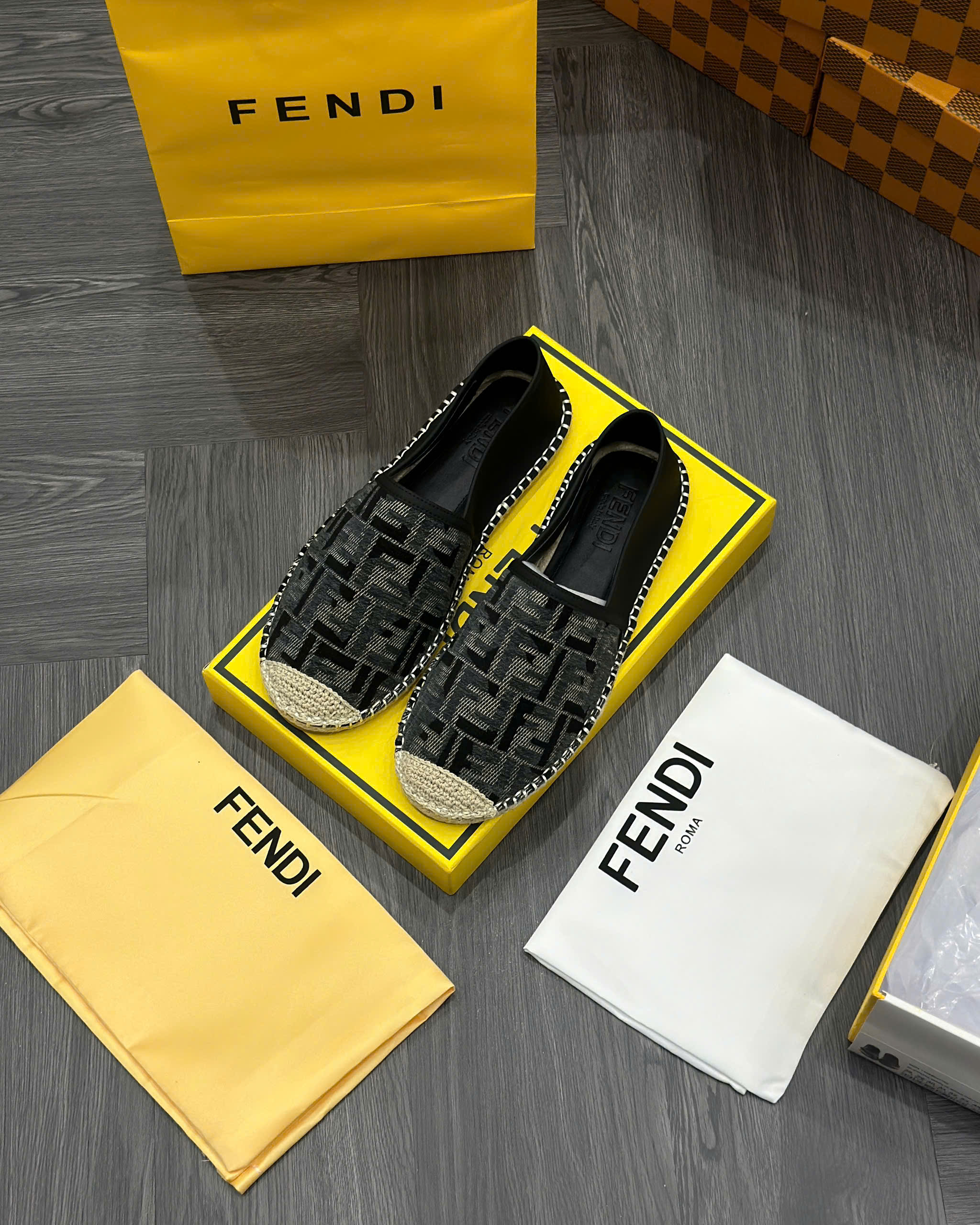 Giày slipon đế cói Fendi Roma Đen họa tiết logo Like Auth fullbox MVT