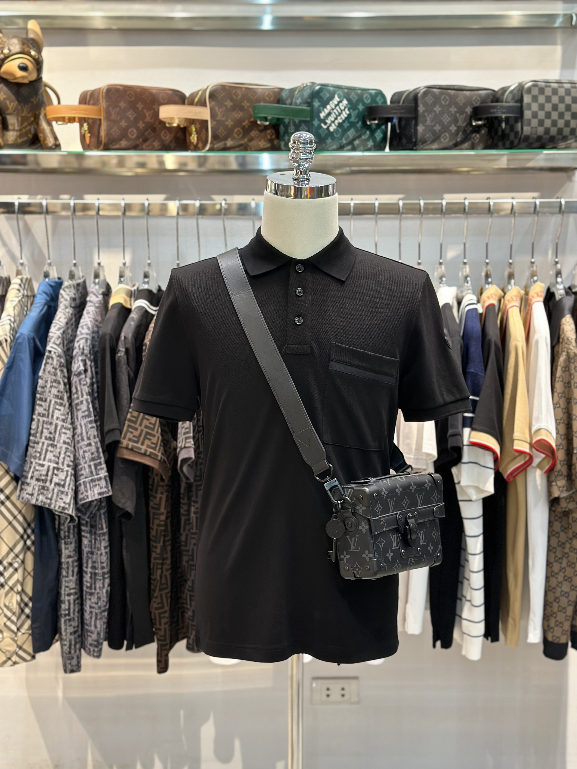 Áo polo Moncler M Đen trơn túi ngực logo tay Like Auth on web S-M VTN