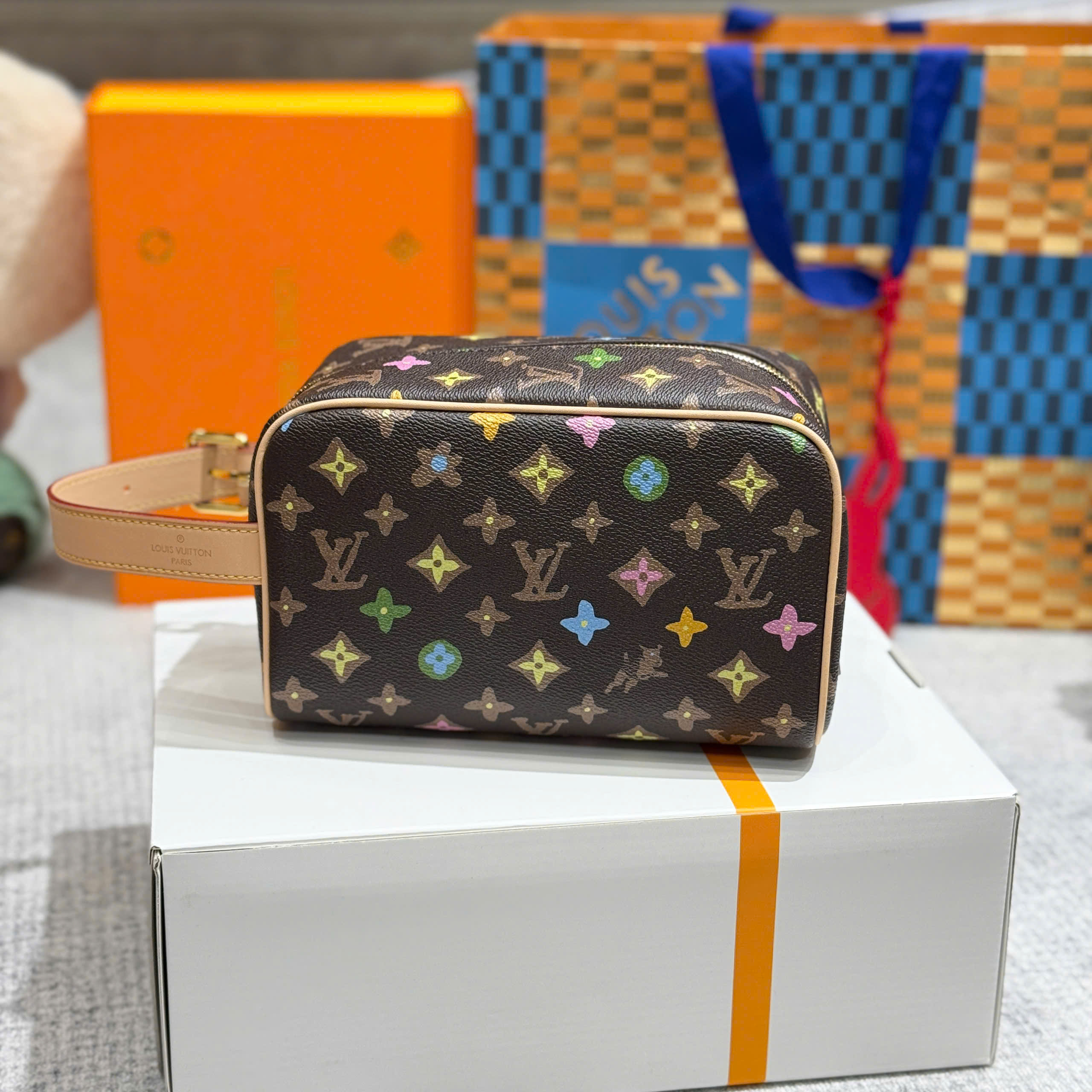 Túi Clutch cầm tay Louis Vuitton LV Nâu họa tiết hoa vân logo LV màu sắc size 23x13x12cm Like Auth on web fullbox bill thẻ PLD