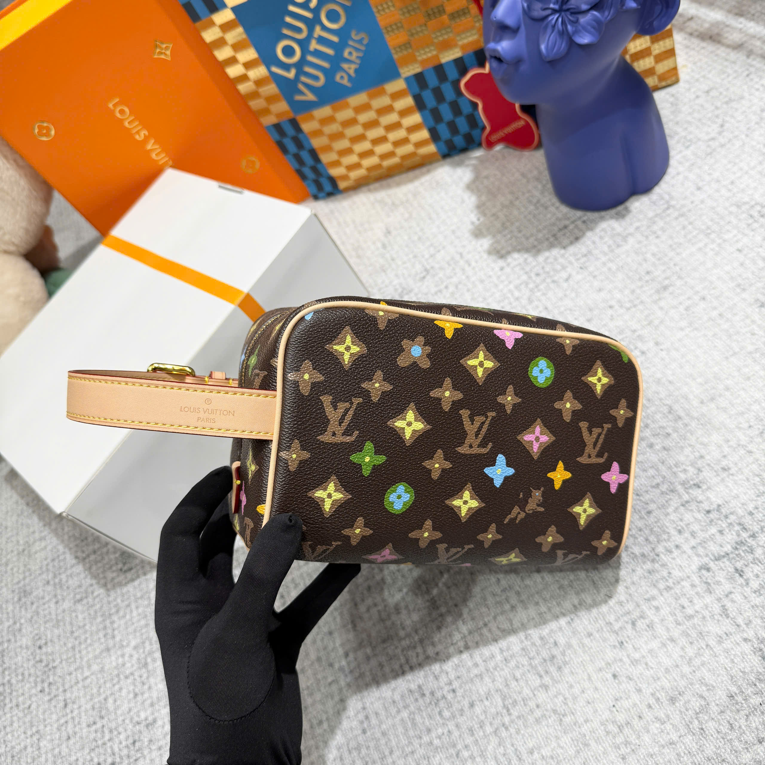 Túi Clutch cầm tay Louis Vuitton LV Nâu họa tiết hoa vân logo LV màu sắc size 23x13x12cm Like Auth on web fullbox bill thẻ PLD