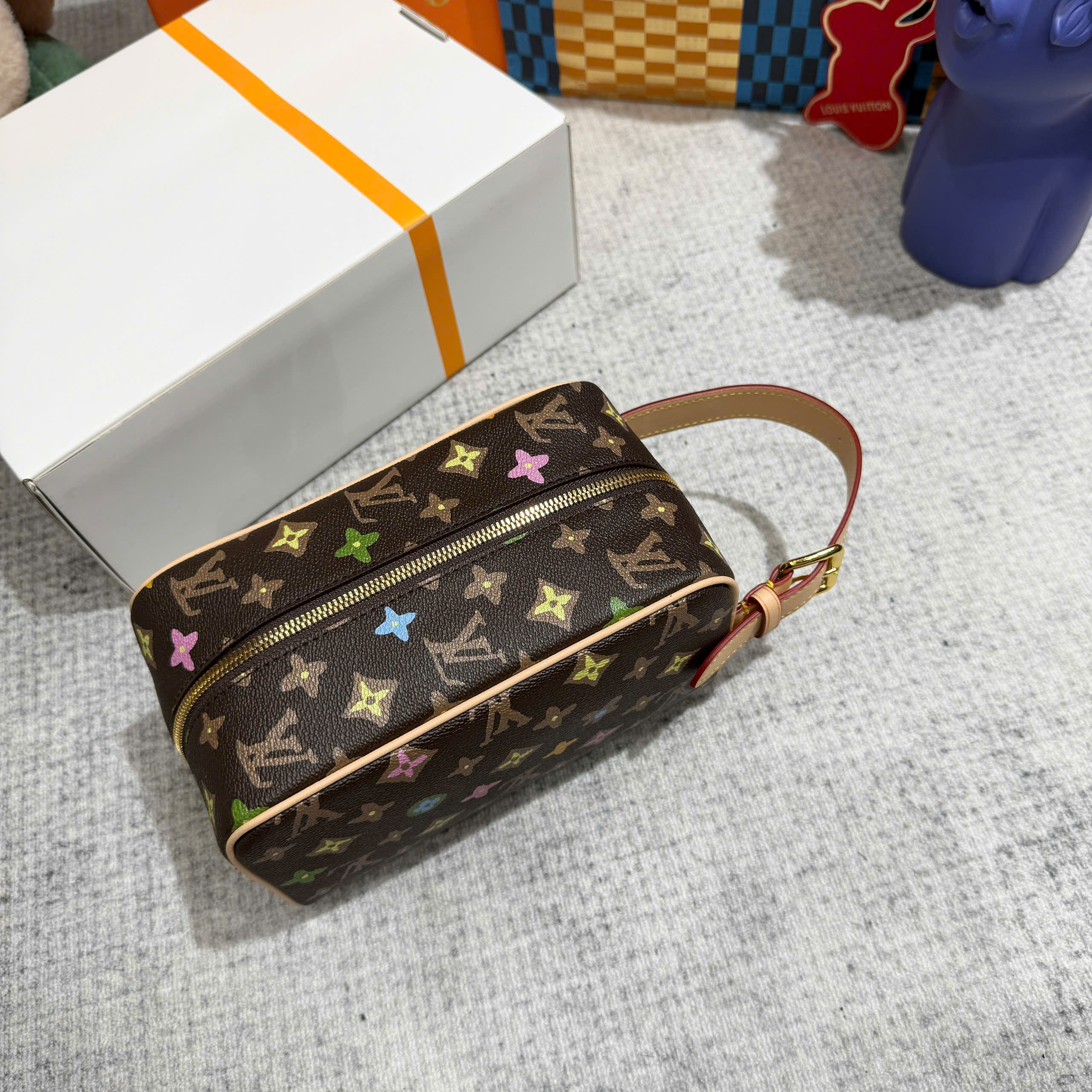Túi Clutch cầm tay Louis Vuitton LV Nâu họa tiết hoa vân logo LV màu sắc size 23x13x12cm Like Auth on web fullbox bill thẻ PLD