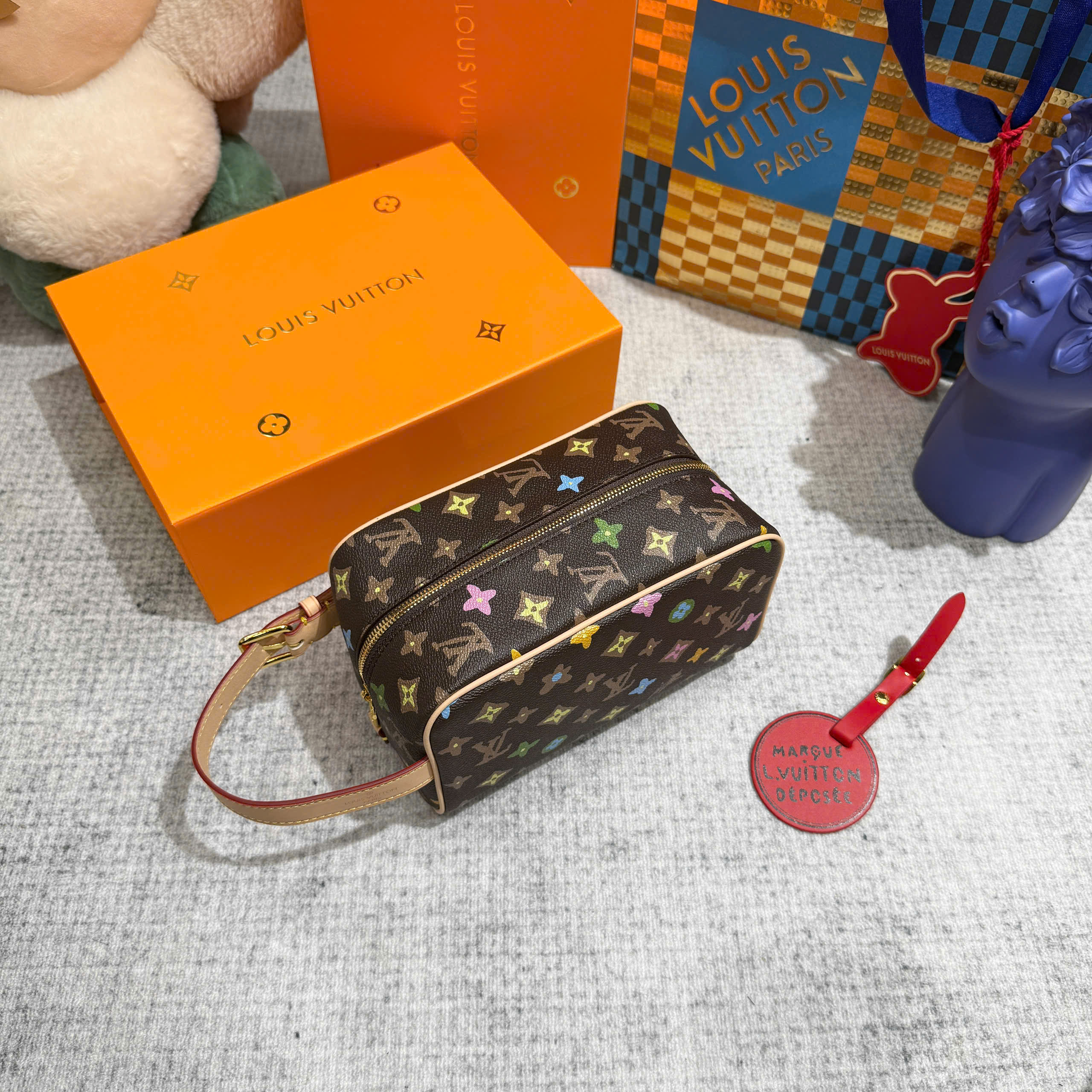 Túi Clutch cầm tay Louis Vuitton LV Nâu họa tiết hoa vân logo LV màu sắc size 23x13x12cm Like Auth on web fullbox bill thẻ PLD