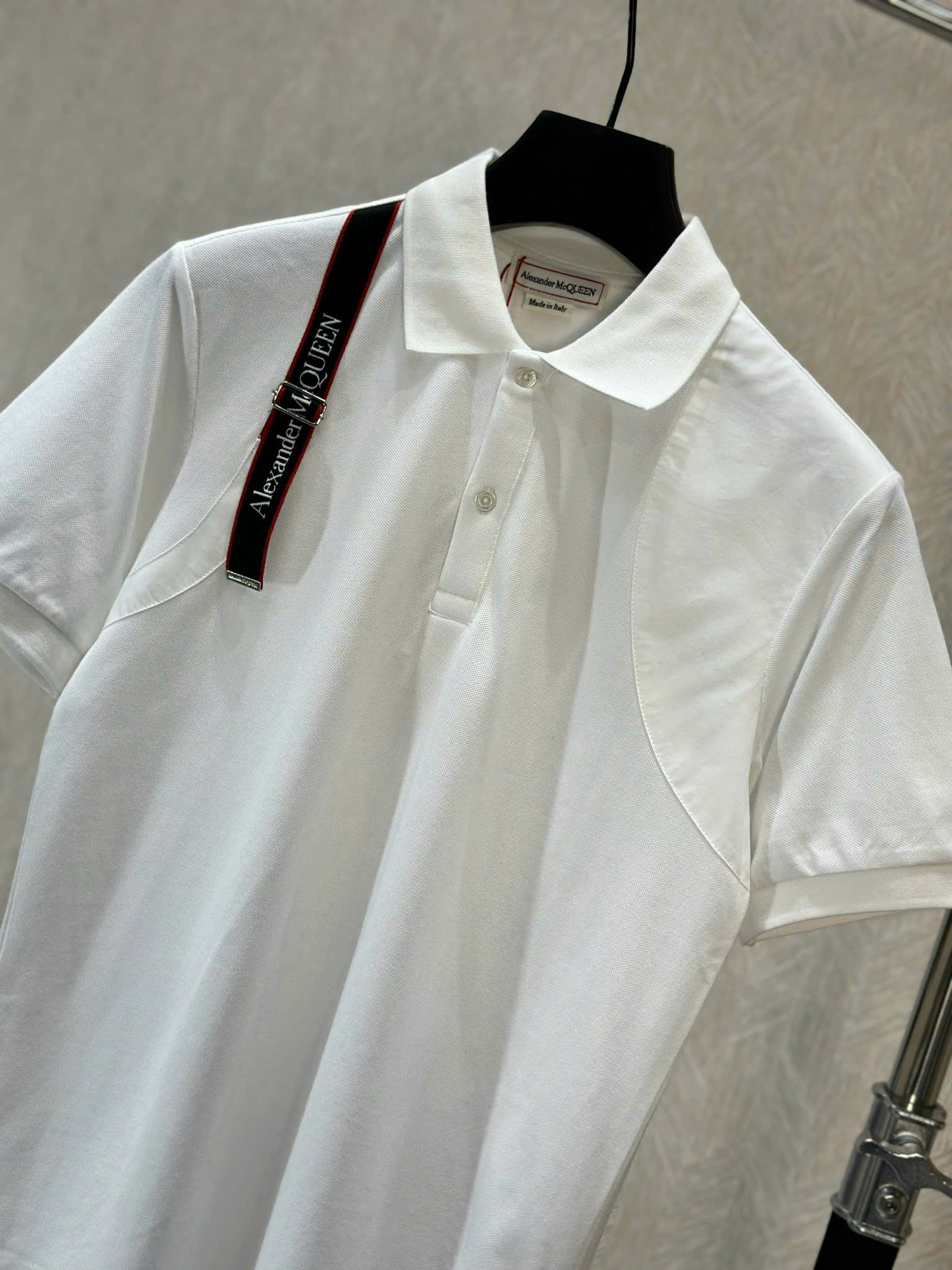 Áo polo McQueen MCQ Trắng vạt vải logo vai cài Like Auth VTN