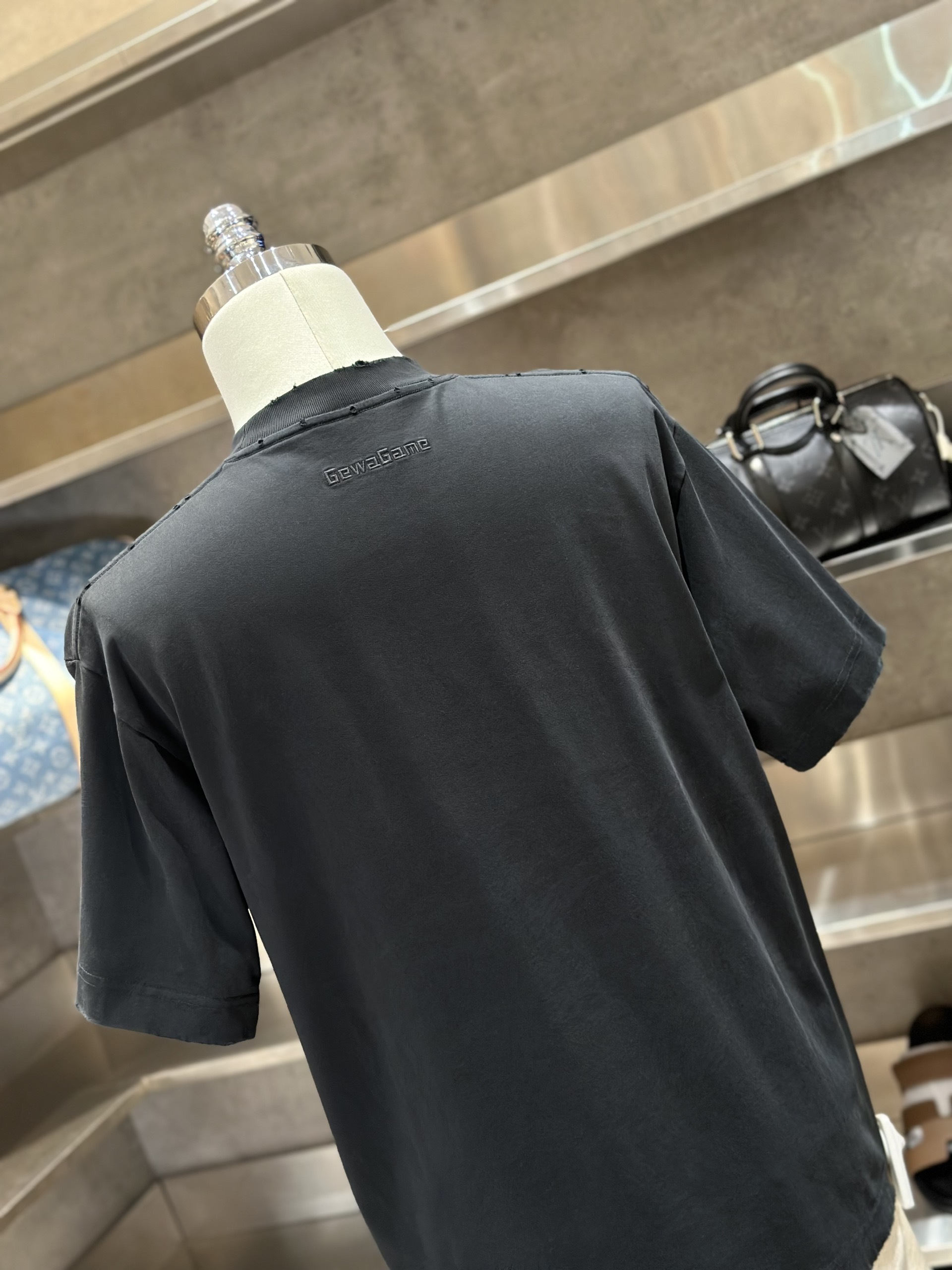 Áo phông T-shirt Local Đen họa tiết Atom Like Auth VTN