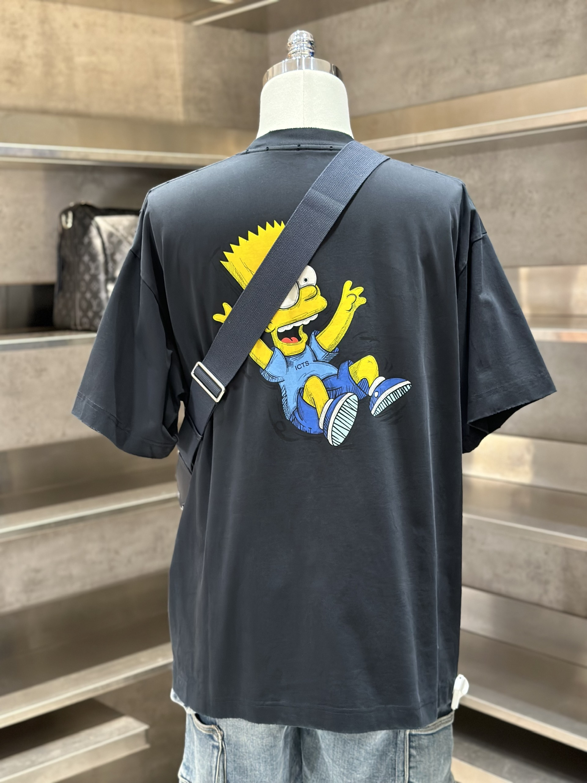 Áo phông T-shirt Local Đen họa tiết lưng Like Auth VTN